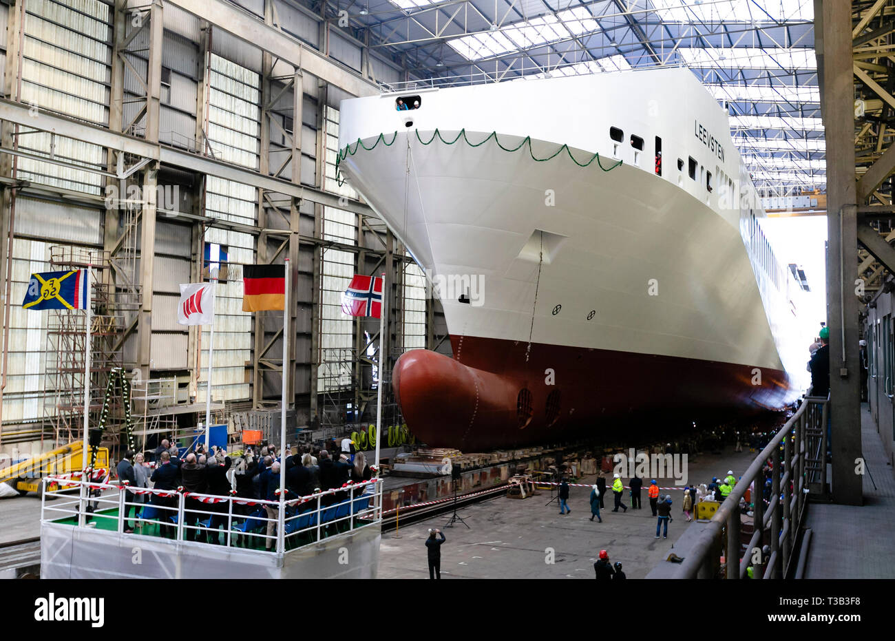 Flensburg, Deutschland. 08 Apr, 2019. Besucher sehen die Einführung der Ro-Ro-Schiff" Leevsten" auf der Werft der Flensburger Schiffbaugesellschaft (FSG). Credit: Frank Molter/dpa/Alamy leben Nachrichten Stockfoto