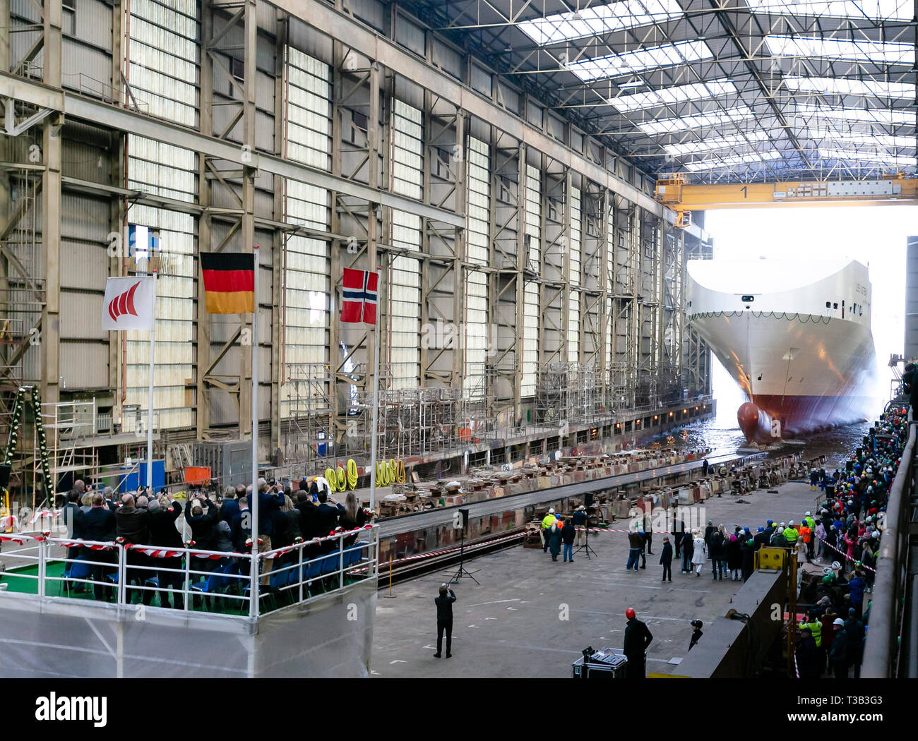 Flensburg, Deutschland. 08 Apr, 2019. Besucher sehen die Einführung der Ro-Ro-Schiff" Leevsten" auf der Werft der Flensburger Schiffbaugesellschaft (FSG). Credit: Frank Molter/dpa/Alamy leben Nachrichten Stockfoto