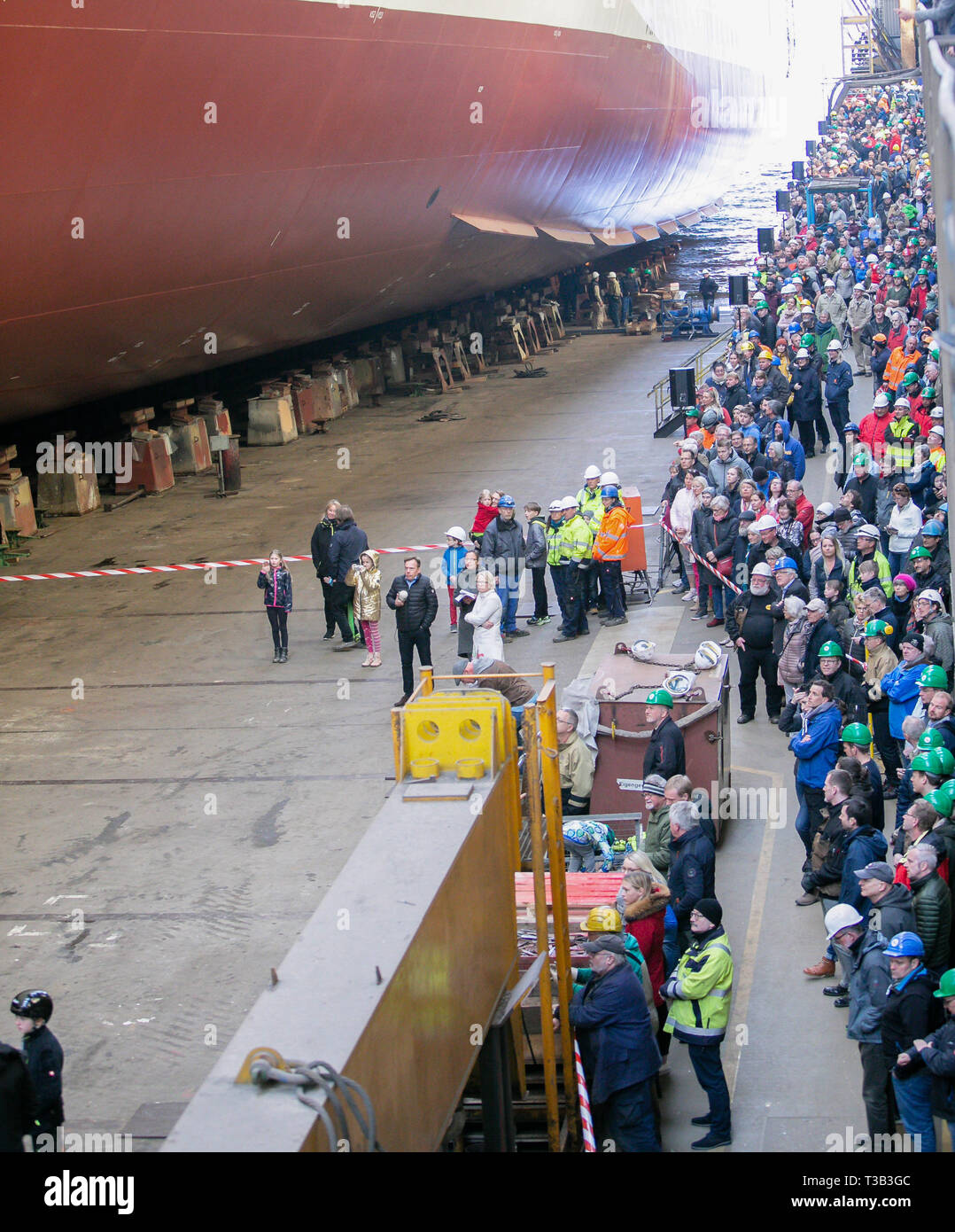 Flensburg, Deutschland. 08 Apr, 2019. Besucher beobachten, die Einführung des Ro-Ro-Schiff" Leevsten" auf der Werft der Flensburger Schiffbaugesellschaft (FSG). Credit: Frank Molter/dpa/Alamy leben Nachrichten Stockfoto