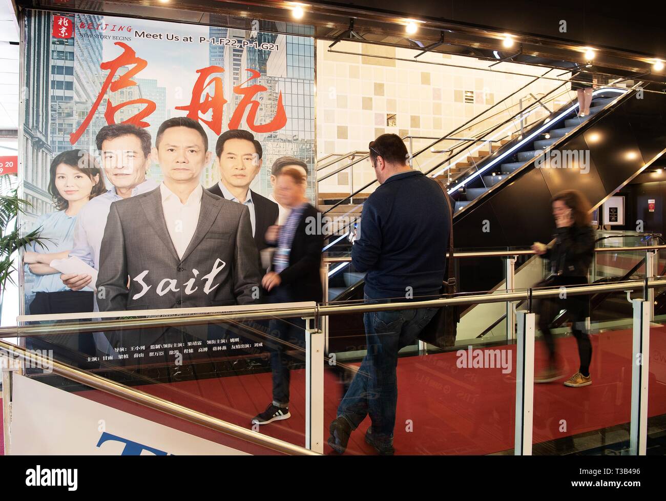 Cannes, Frankreich. 8 Apr, 2019. Menschen gehen vorbei an einem Plakat der chinesischen TV-Serie während der 2019 Serie Cannes International Festival, oder Canneseries 2019, in Cannes, Frankreich, 8. April 2019. Viele TV-Serien, Dokumente und Cartoons durch chinesische Aussteller präsentierten lenkte die Aufmerksamkeit der Menschen während der großen Veranstaltung läuft vom 5. bis 10. April. Credit: Jack Chan/Xinhua/Alamy leben Nachrichten Stockfoto