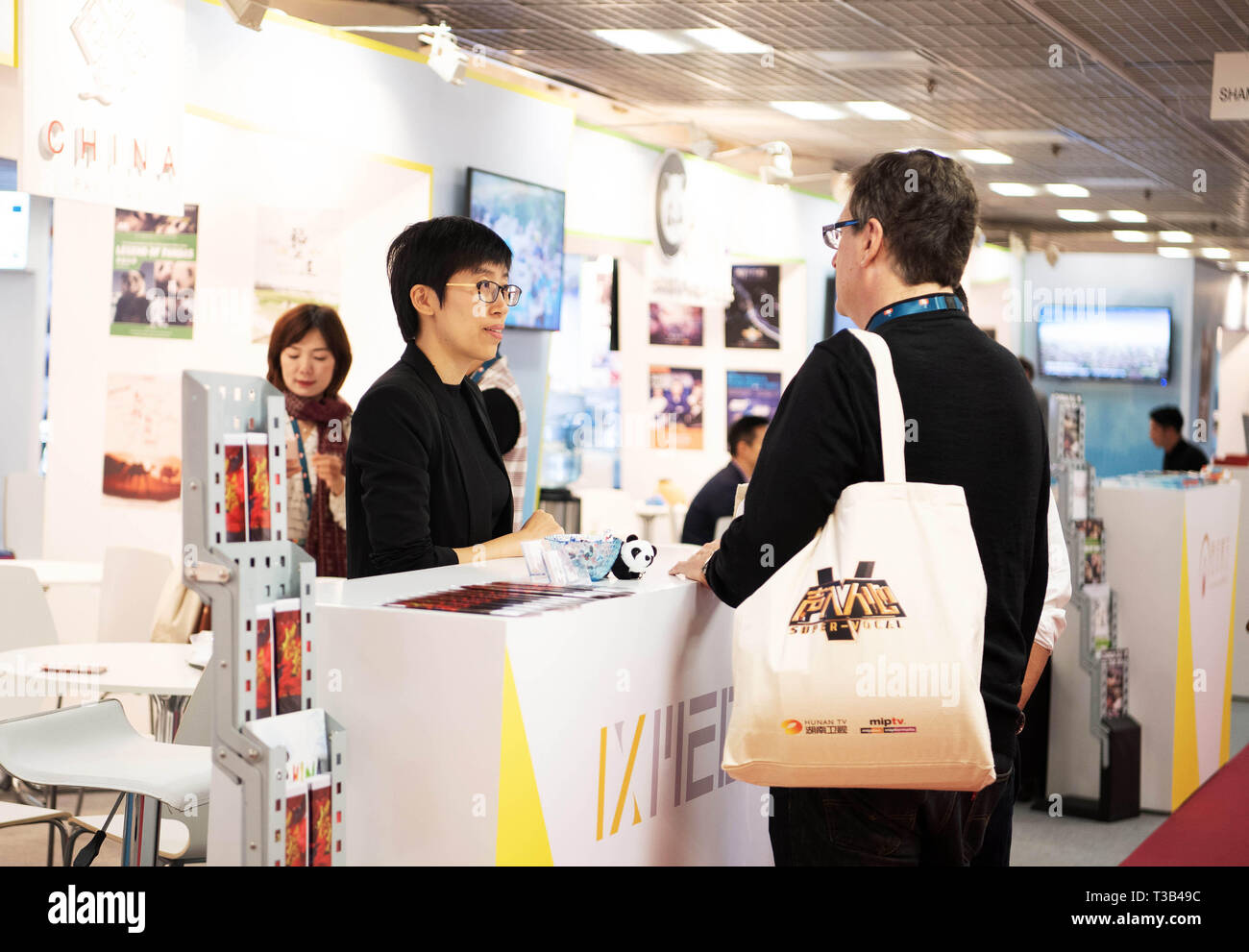 Cannes, Frankreich. 8 Apr, 2019. Menschen besuchen den Chinesischen stand während der 2019 Serie Cannes International Festival, oder Canneseries 2019, in Cannes, Frankreich, 8. April 2019. Viele TV-Serien, Dokumente und Cartoons durch chinesische Aussteller präsentierten lenkte die Aufmerksamkeit der Menschen während der großen Veranstaltung läuft vom 5. bis 10. April. Credit: Jack Chan/Xinhua/Alamy leben Nachrichten Stockfoto