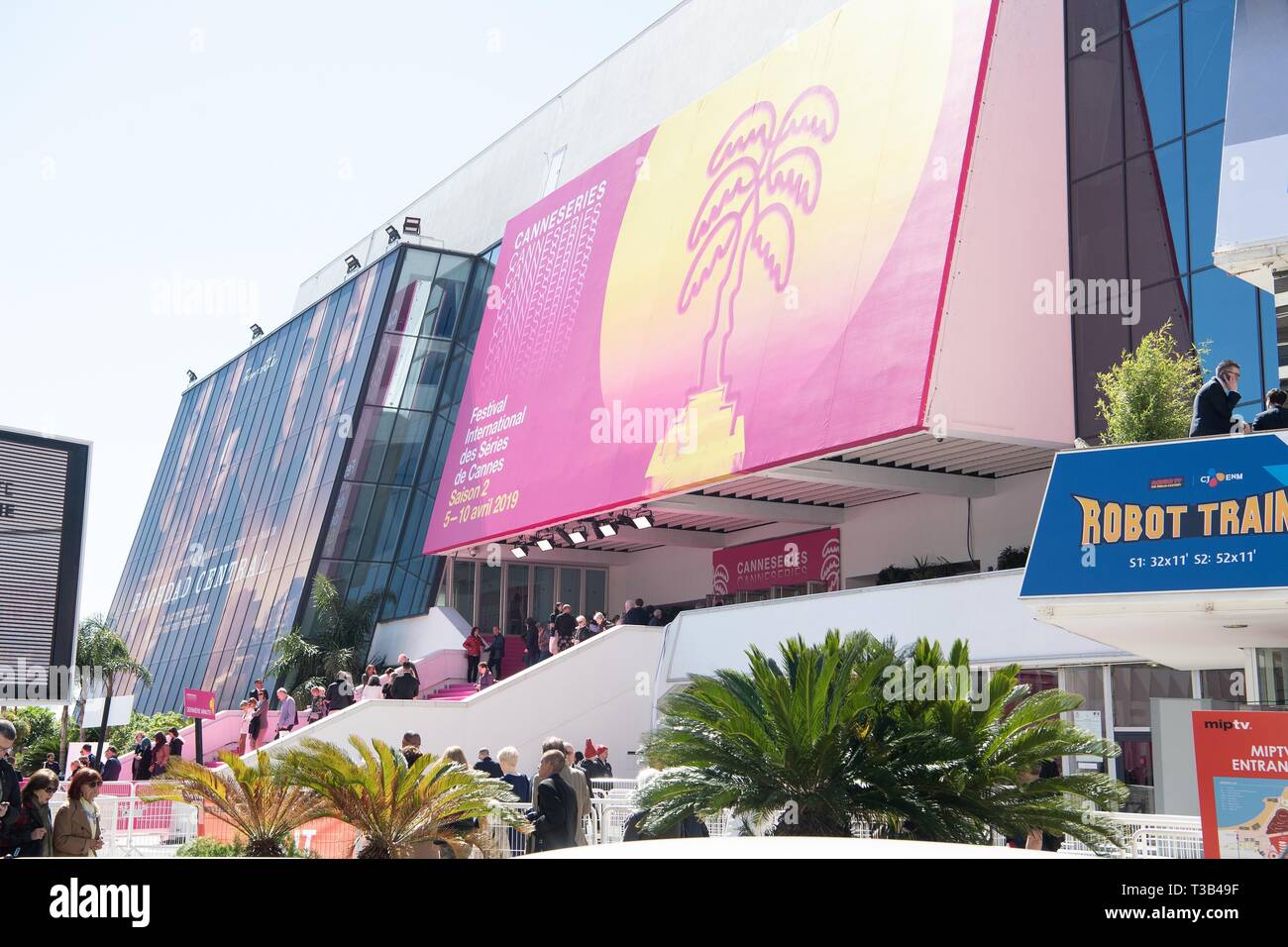 Cannes, Frankreich. 8 Apr, 2019. Menschen nehmen Teil an der 2019 Serie Cannes International Festival, oder Canneseries 2019, in Cannes, Frankreich, 8. April 2019. Viele TV-Serien, Dokumente und Cartoons durch chinesische Aussteller präsentierten lenkte die Aufmerksamkeit der Menschen während der großen Veranstaltung läuft vom 5. bis 10. April. Credit: Jack Chan/Xinhua/Alamy leben Nachrichten Stockfoto