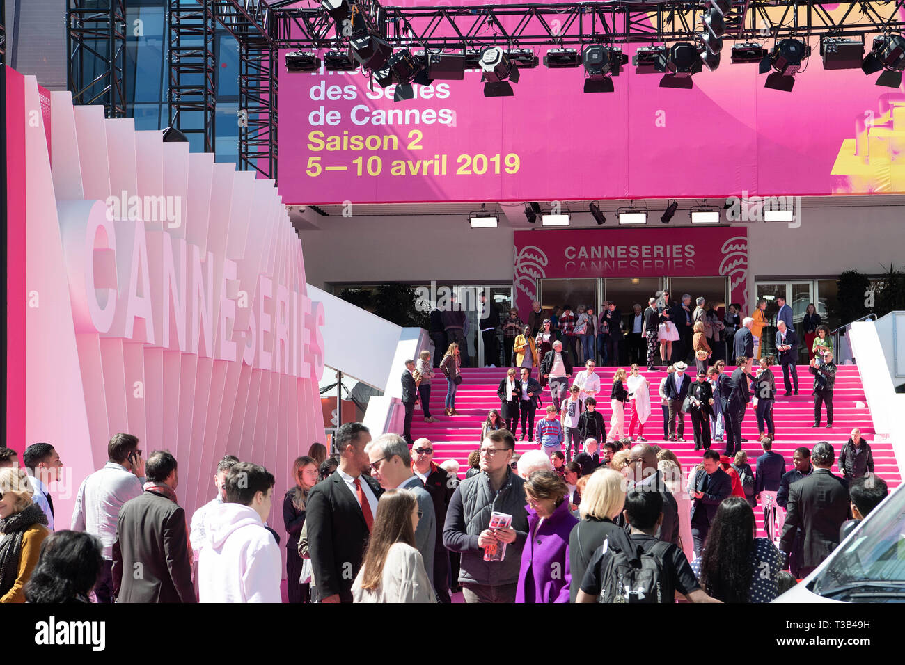 Cannes, Frankreich. 8 Apr, 2019. Menschen nehmen Teil an der 2019 Serie Cannes International Festival, oder Canneseries 2019, in Cannes, Frankreich, 8. April 2019. Viele TV-Serien, Dokumente und Cartoons durch chinesische Aussteller präsentierten lenkte die Aufmerksamkeit der Menschen während der großen Veranstaltung läuft vom 5. bis 10. April. Credit: Jack Chan/Xinhua/Alamy leben Nachrichten Stockfoto