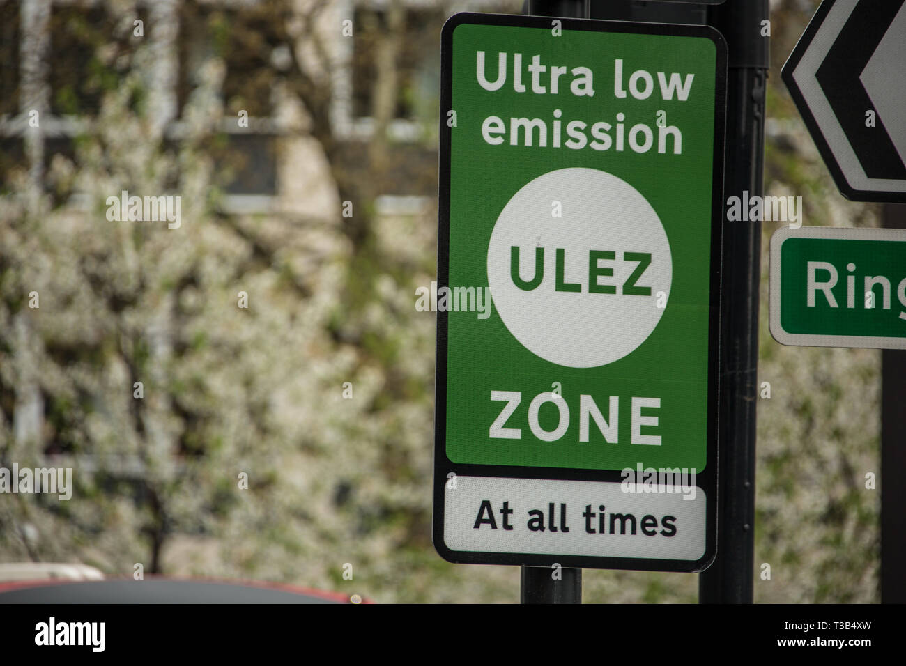 London, Großbritannien. 8. April 2019. Transport for London bringen die neuen "Ultra Low Emission Zone" (ULEZ) mit neuen Beschilderungen in Central London (hier an der Elephant und Castle im Süden Londons). Die ULEZ, die am 8. April 2019 beeinflussen deckt denselben Bereich wie der London Congestion Zone und wird Ende 2021 in den Bereich von der North & South Circular Straßen (im selben Bereich wie der aktuelle Low Emission Zone begrenzt erweitert werden. Stockfoto