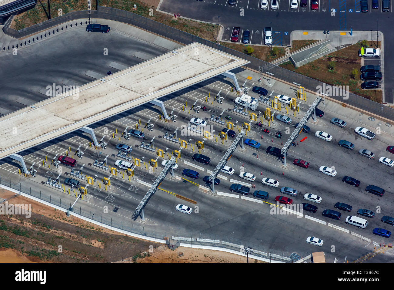 Calexico, Kalifornien, USA. 2 Apr, 2019. Luftaufnahme der gesicherten Verkehr aus Mexicali, Mexiko in Calexico, Kalifornien. Credit: Mark Holtzman/ZUMA Draht/Alamy leben Nachrichten Stockfoto