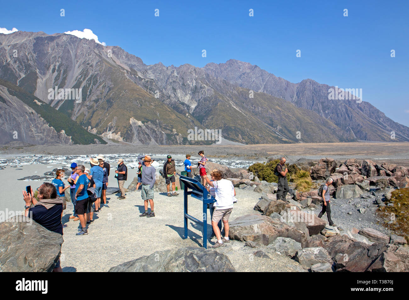 Besucher auf dem Tasman Glacier Lookout Stockfoto
