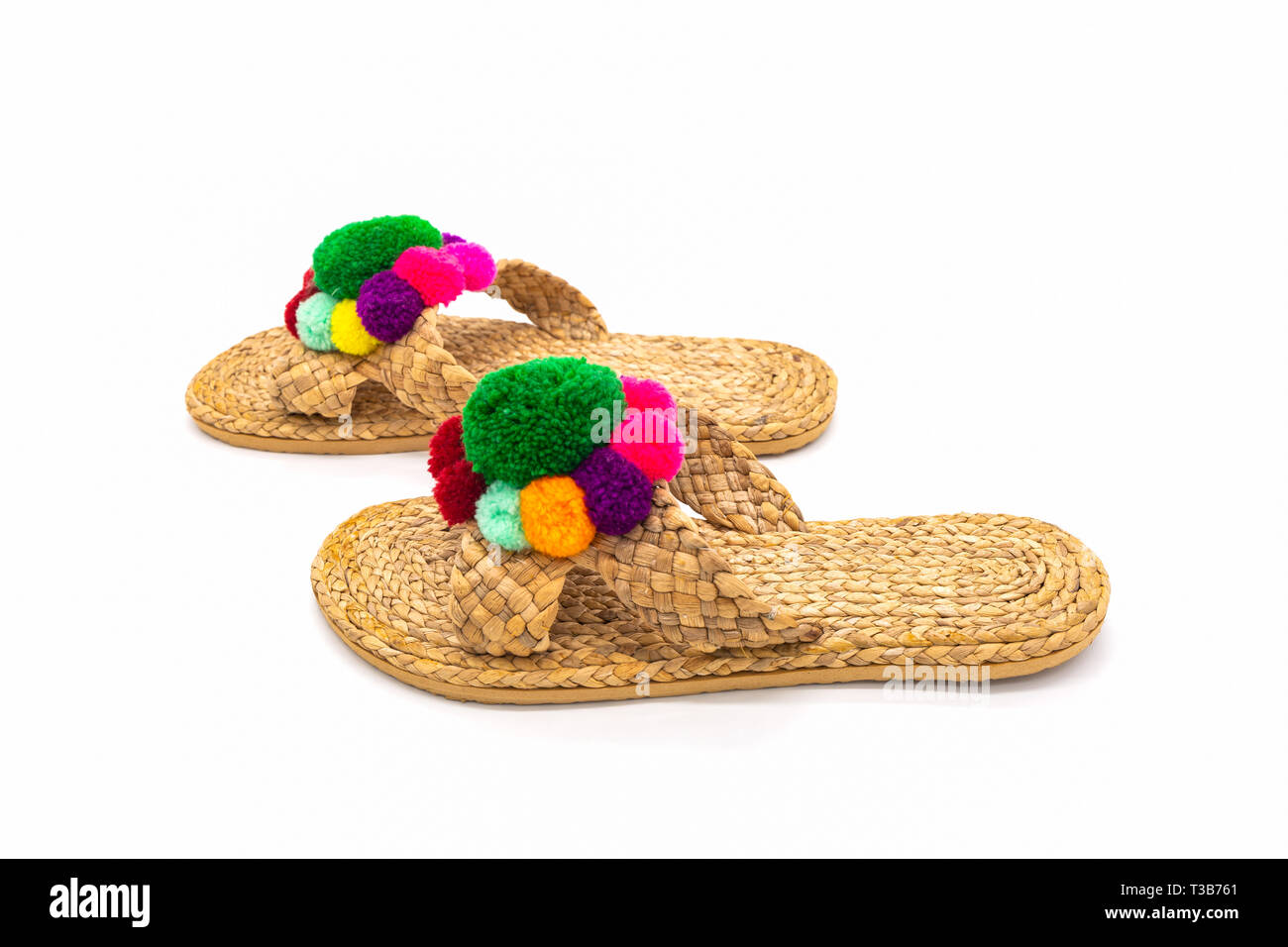 Sandalen Schuhe Handwerk von Wasserhyazinthe auf weißem Hintergrund. Flip Flops handgefertigt. Stockfoto