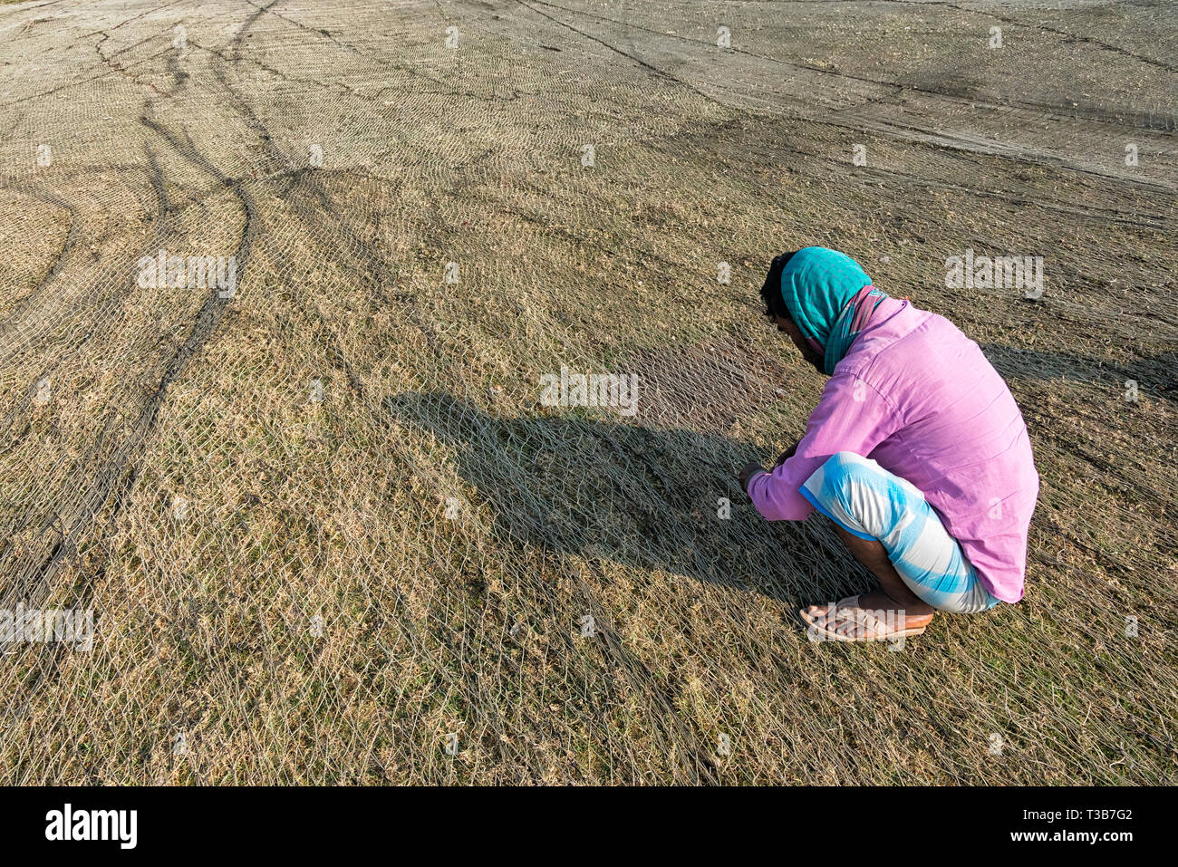 Fischer Instandsetzung Fisch net am Hafen Chittagong, Division Chittagong, Bangladesch Stockfoto