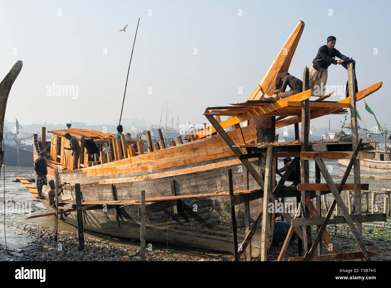 Gebäude ein Fischerboot im Hafen, Chittagong, Division Chittagong, Bangladesch Stockfoto