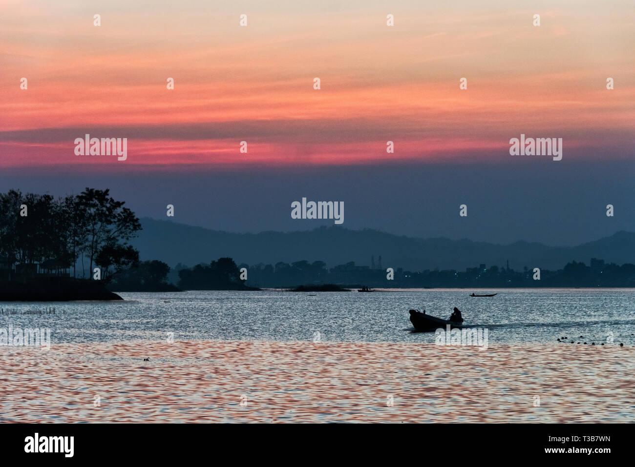 Sonnenuntergang von Kaptai See mit Fischerbooten, Rangamati, Division Chittagong, Bangladesch Stockfoto