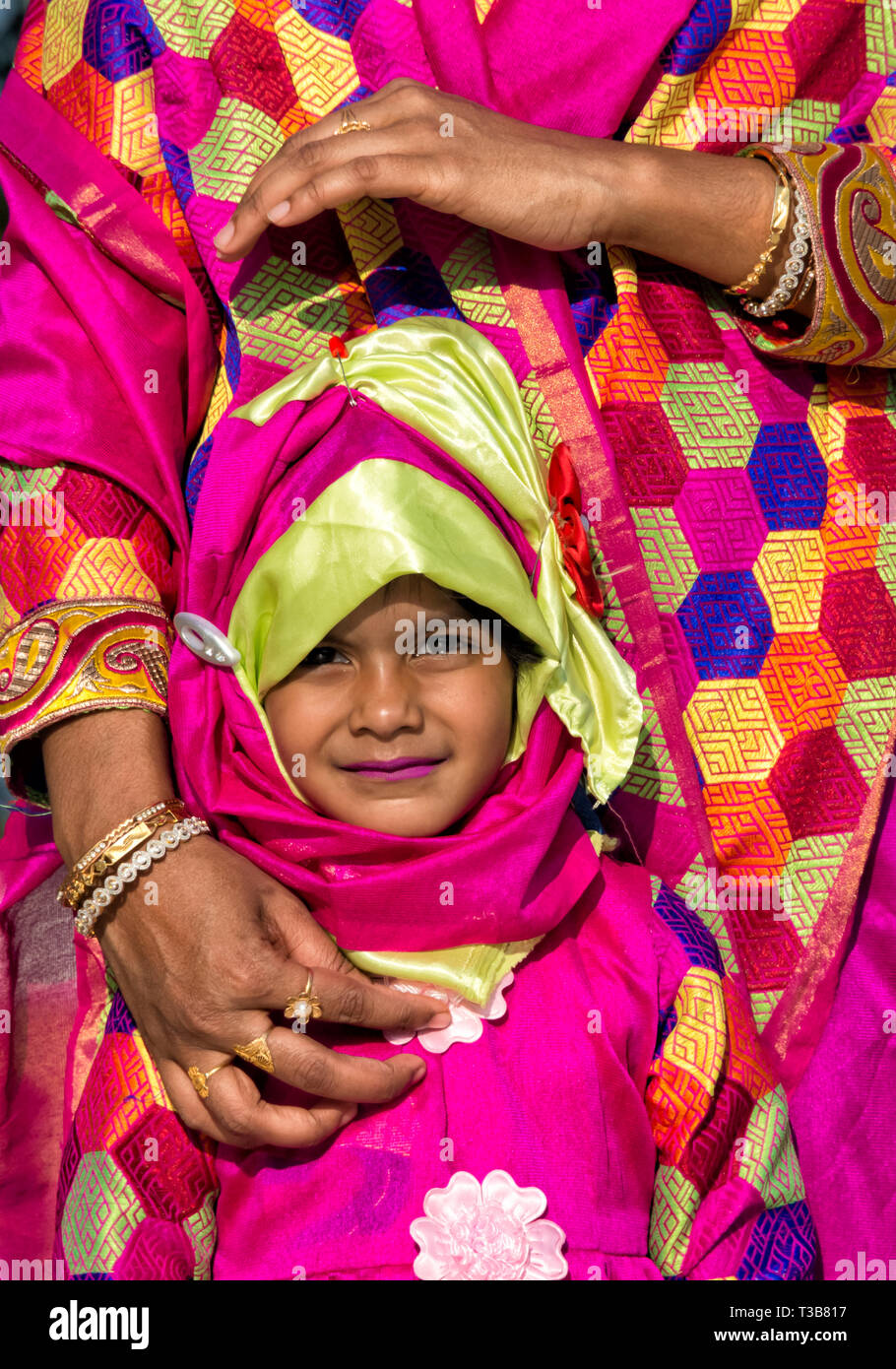 Frauen und Mädchen in bunten Kleid, Bandarban, Division Chittagong, Bangladesch Stockfoto