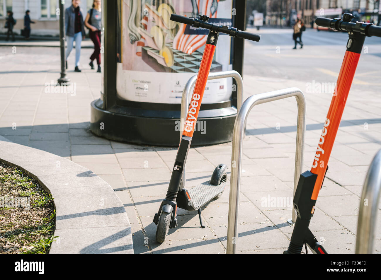 VILNIUS, LITAUEN - 06.April 2019: Elektroroller CityBee, im Jahr 2019 ins  Leben gerufen, können die Menschen mieten und direkt von Ihrem Handy  entsperren Stockfotografie - Alamy