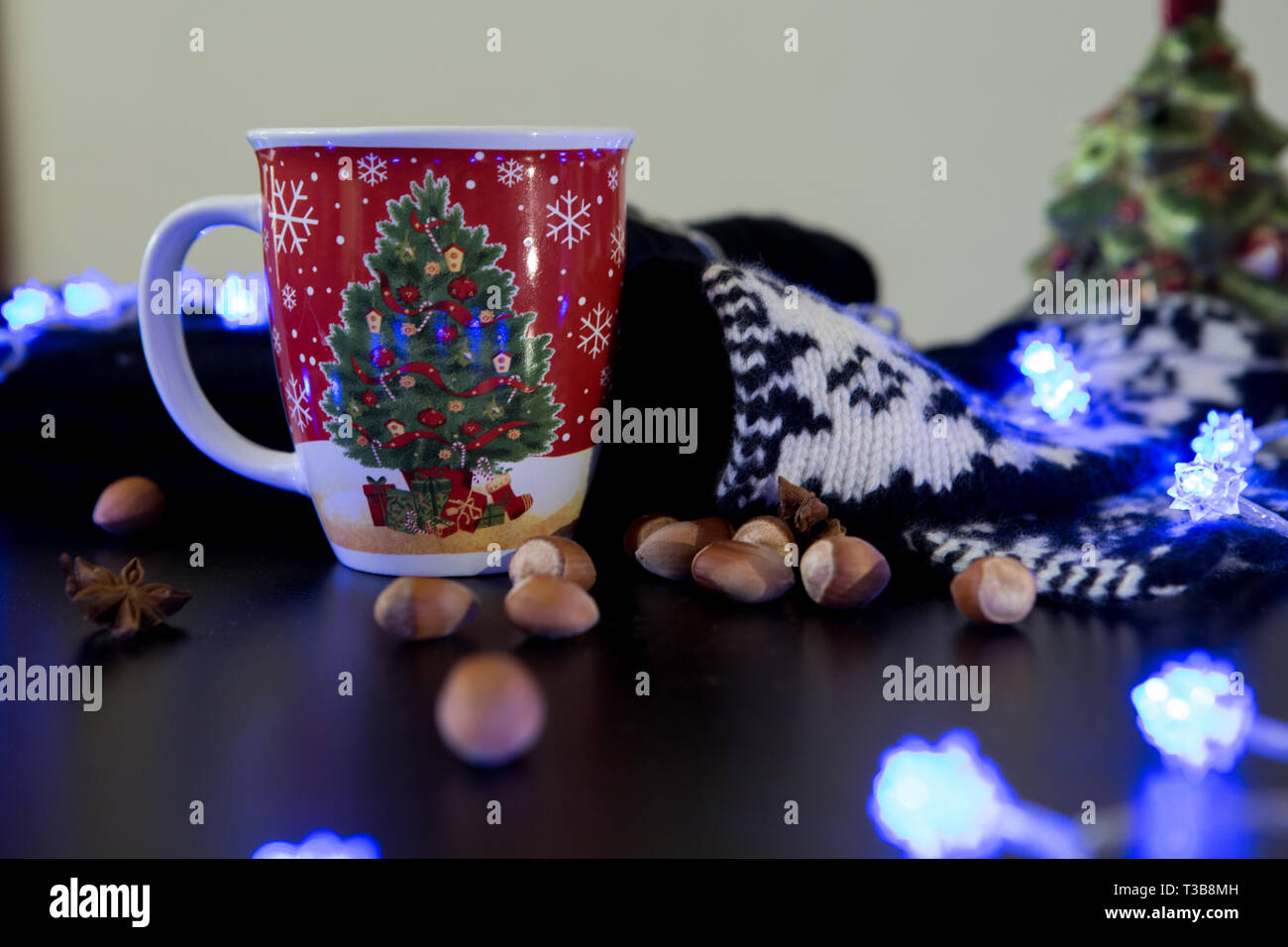 Weihnachten heiße Schokolade mit Dekorationen Stockfoto