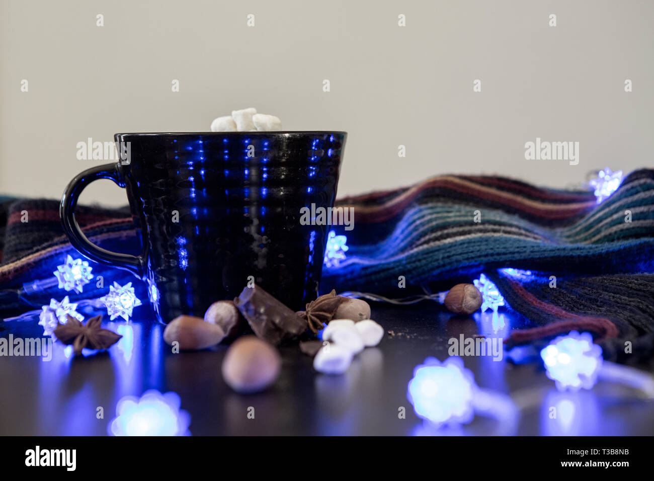 Warme Heiße Schokolade mit Marshmallows winterliche Szene Anzeige Stockfoto