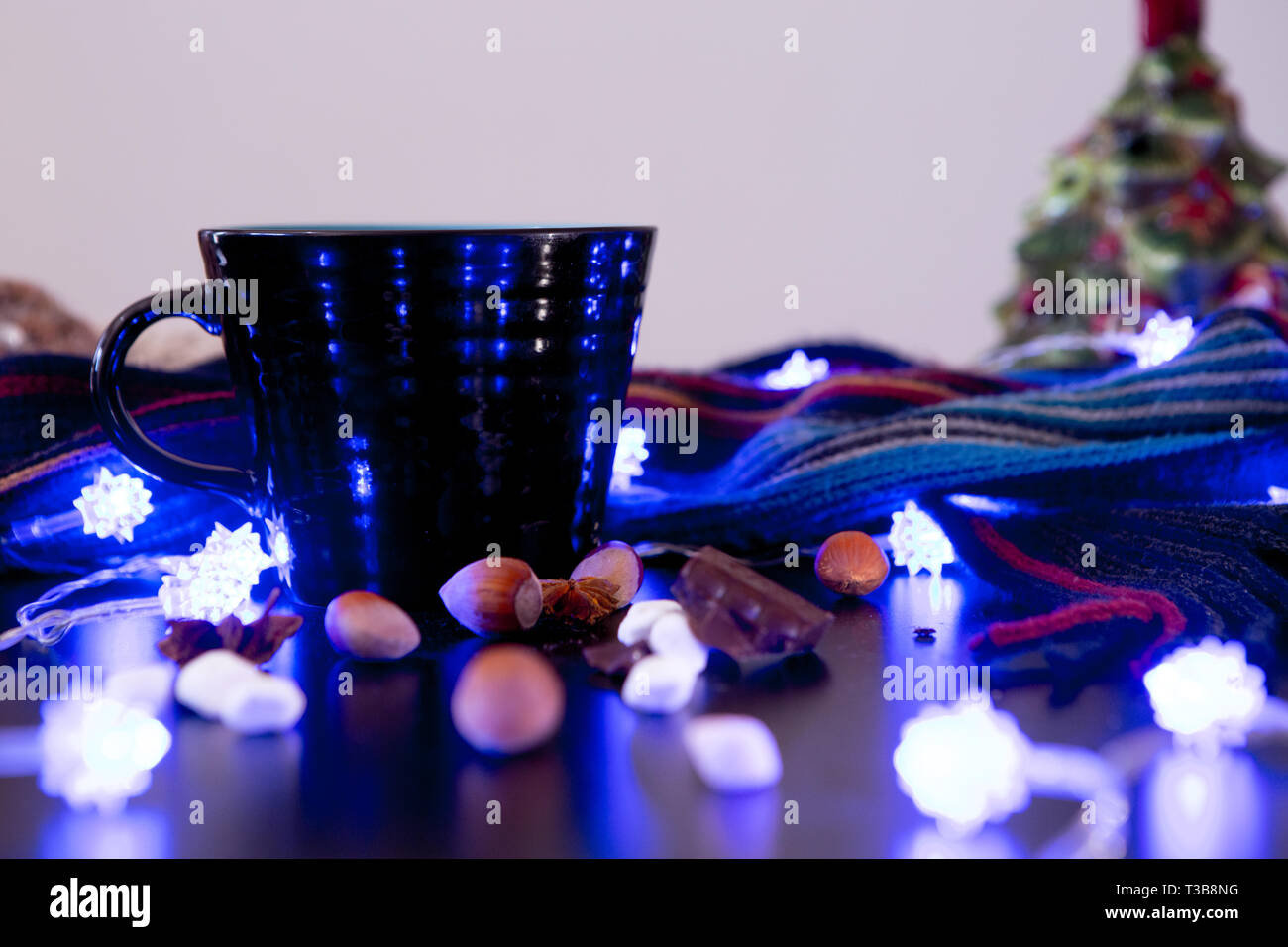 Heiße Schokolade mit Marshmallows und Dekorationen Stockfoto