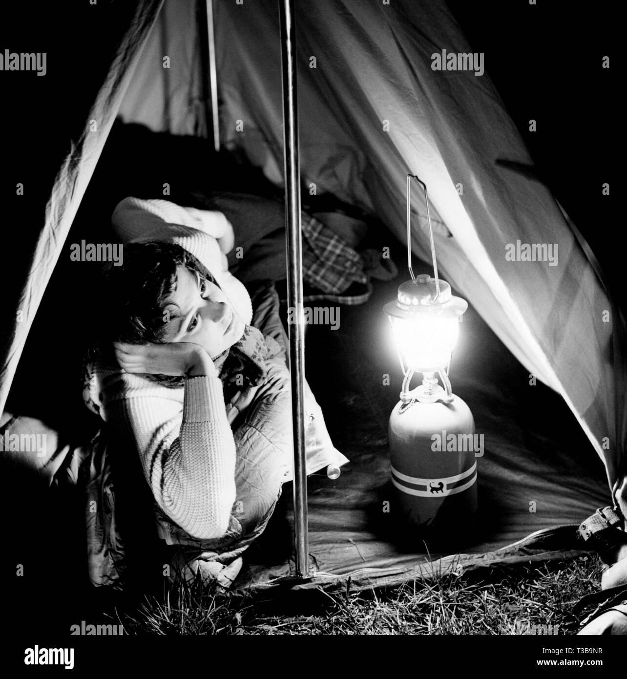 Camping in der Nacht, 1956 Stockfoto