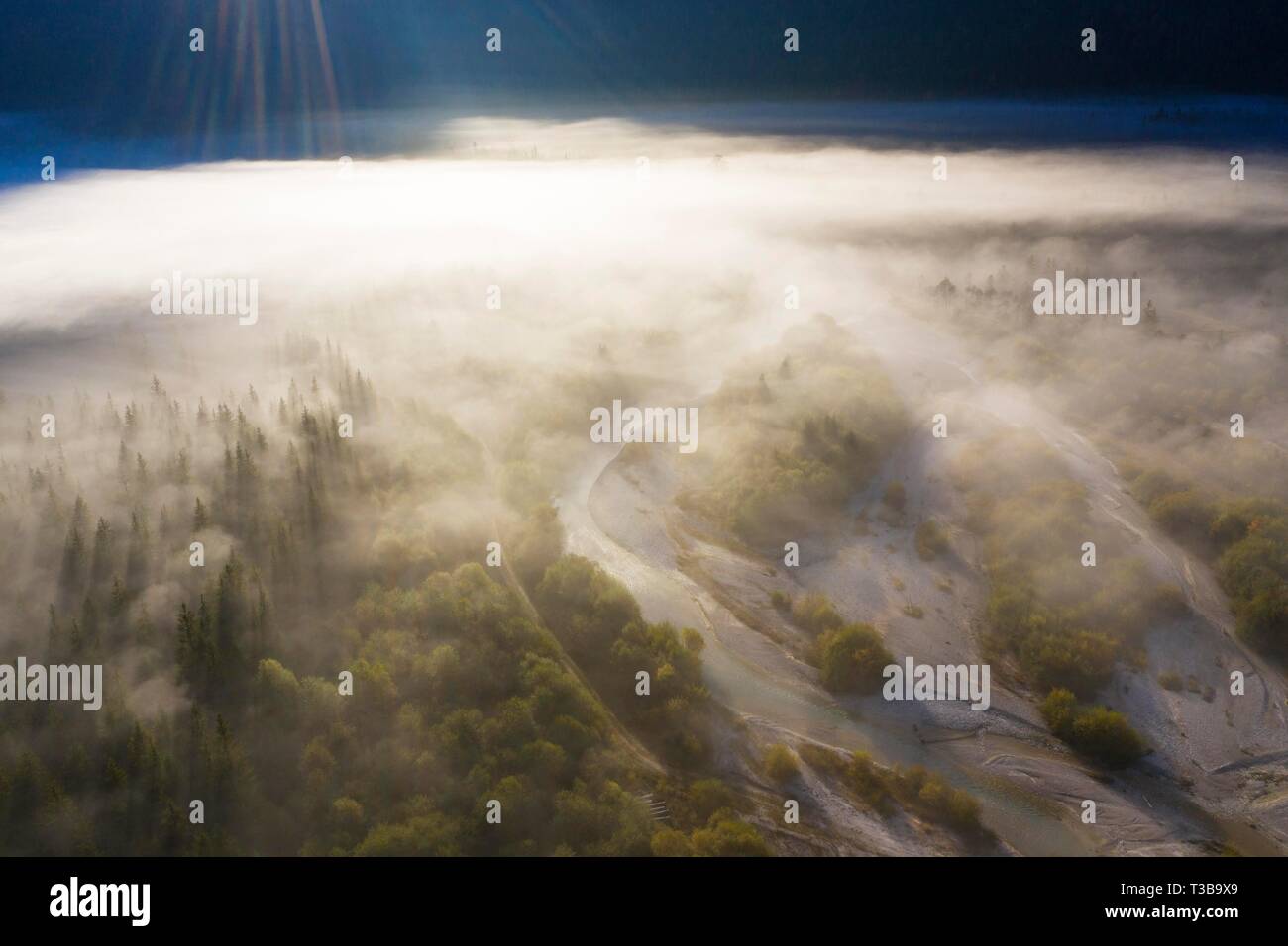 Nebel über der Isar, Obere Isartal zwischen Vorderriss und Wallgau, Werdenfelser Land, Drone, Oberbayern, Bayern, Deutschland Stockfoto