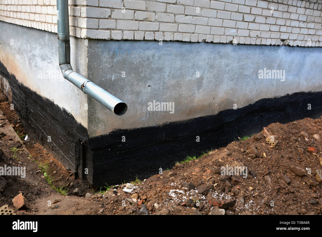 Abdichtung City Wohnung Haus Stiftung Wand Abdichtung Haus Stiftung Mit Bitumen Stockfotografie Alamy