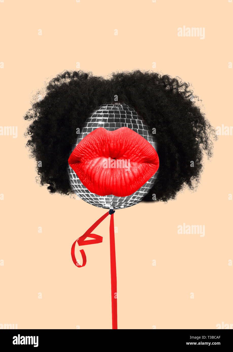 Wochenende chillen. Nicht schüchtern sein zu tanzen wie ein Wilder. Disco Kugel als Kopf mit afrikanischen Haare und große rote Lippen. Modernes Design. Zeitgenössische Kunst Collage. Konzept der Chillen, Entspannen, Tanzen, Resort. Stockfoto