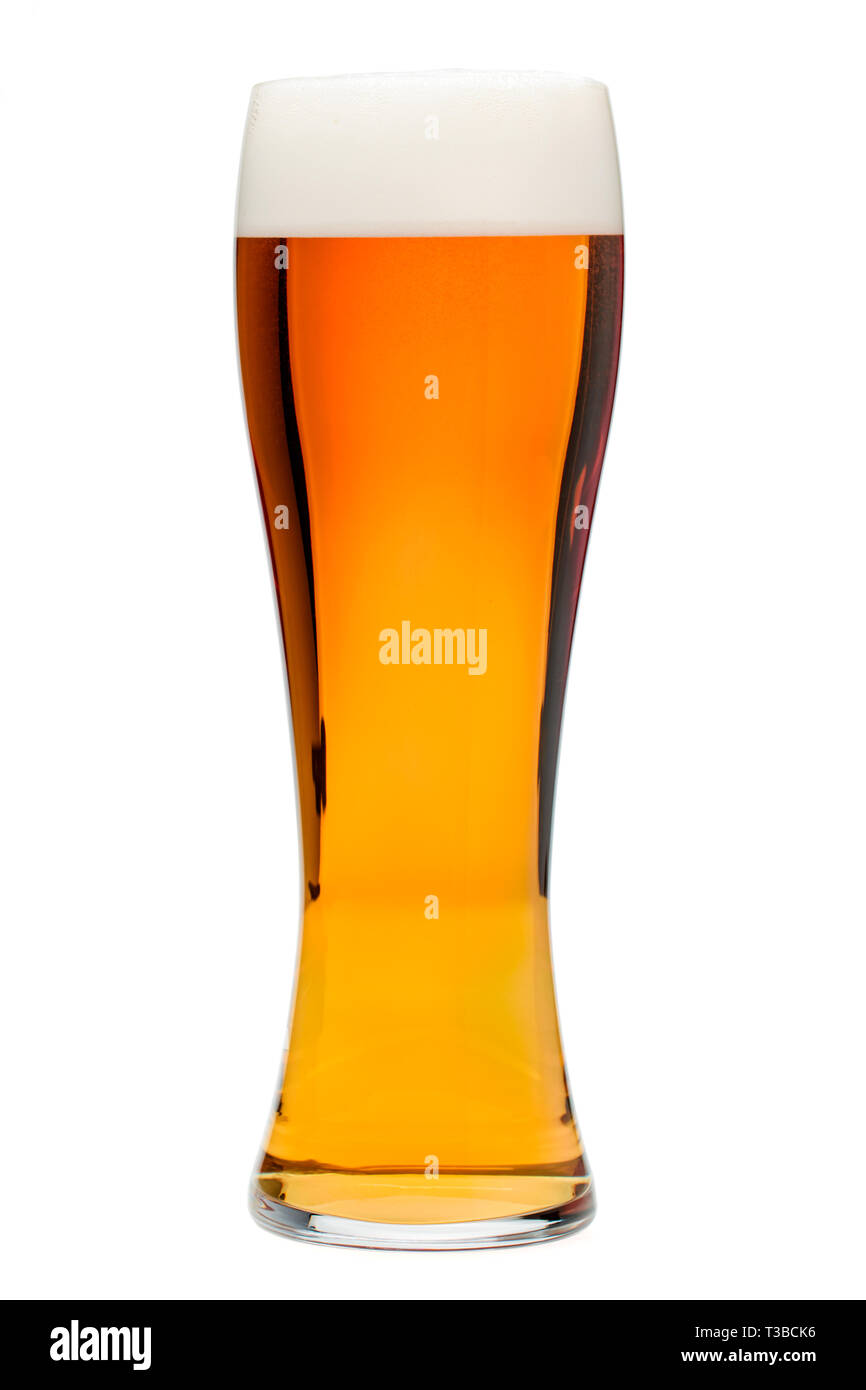 Volle pilsner Glas sprudelndem amber Bier oder Ale mit hohen Leiter der Schaum auf weißem Hintergrund Stockfoto