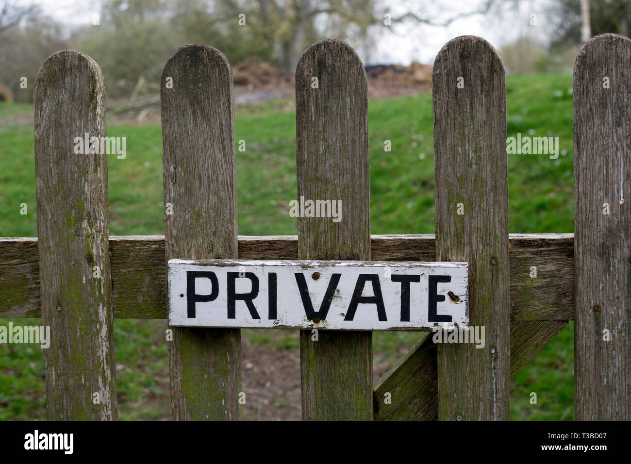 Private Zeichen auf einem hölzernen Tor, Warwickshire, Großbritannien Stockfoto