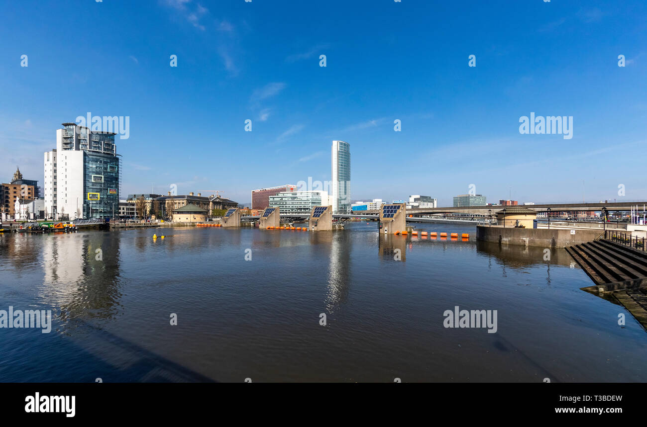 Die River Laggan, das Customs House, Obel Turm und moderne Belfast Skyline. Belfast, Nordirland Stockfoto