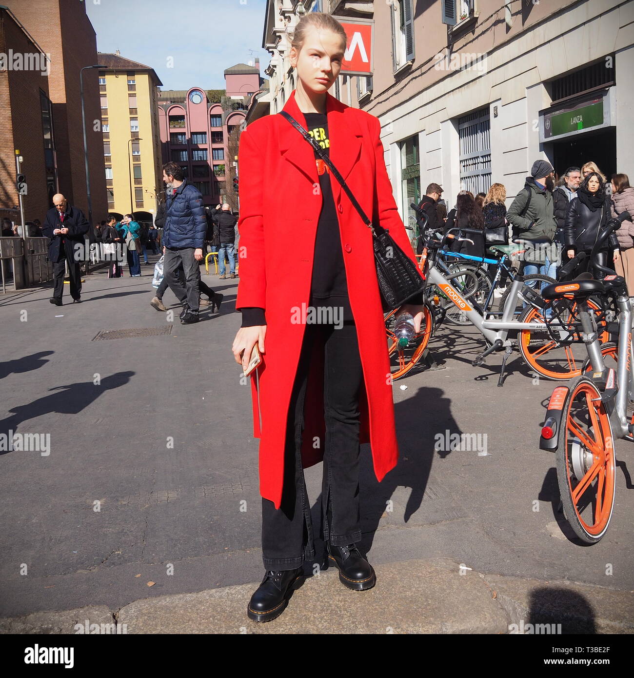 Mailand, Italien: 24. Februar 2019: Modell street style Outfit nach Laura Biagiotti fashion show während der Mailand Fashion Week Herbst/Winter 2019/2020 Stockfoto