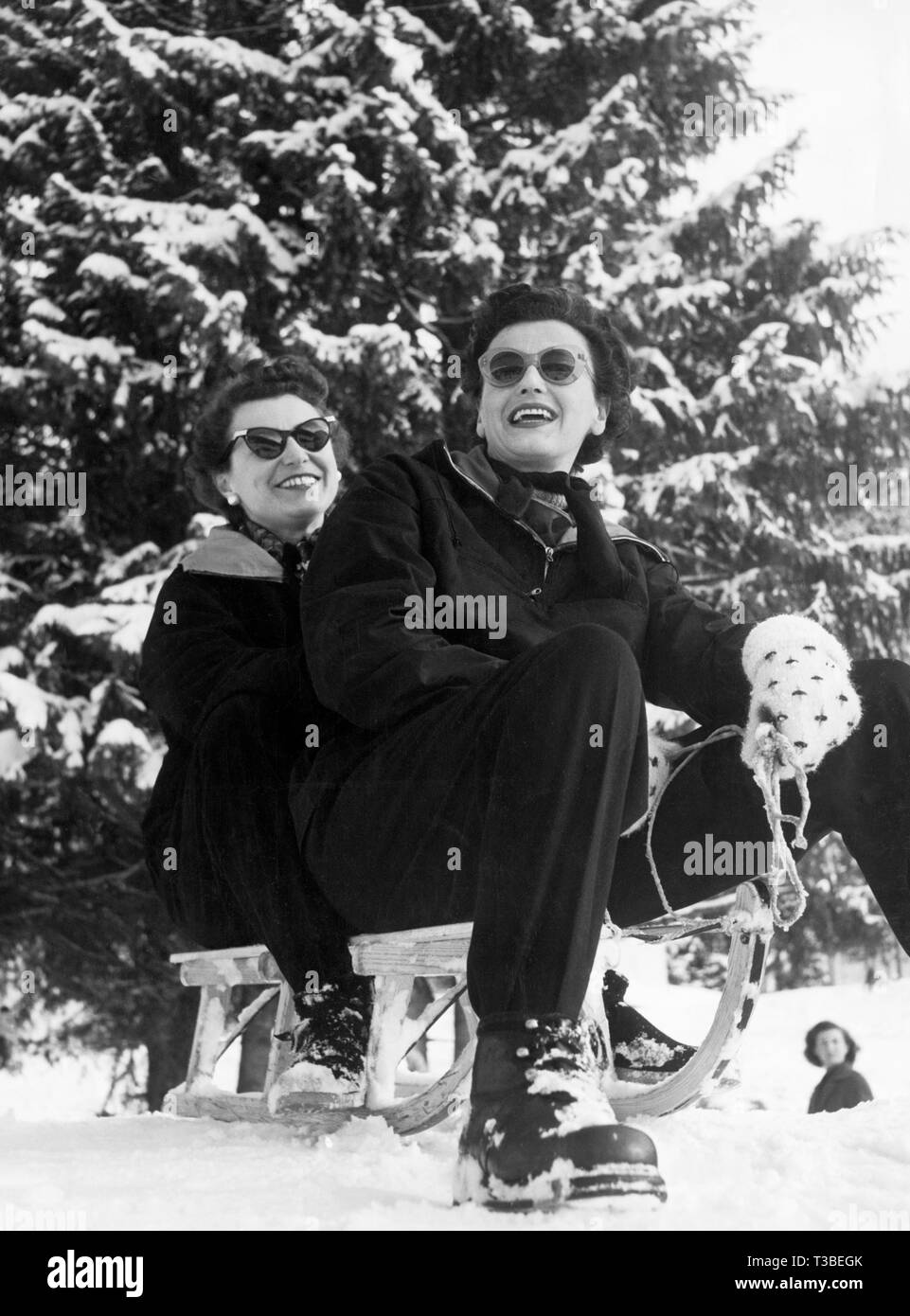 Madonna di Campiglio, Touristen in Schlitten auf dem Schnee, 1956 Stockfoto