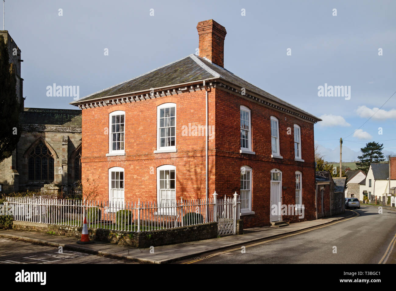 Kirche Haus, Breite Straße, Presteigne, Powys, UK. Ein feiner Anfang 19c späten Georgianischen Haus in rotem Backstein, aufgeführten Güteklasse II. Stockfoto