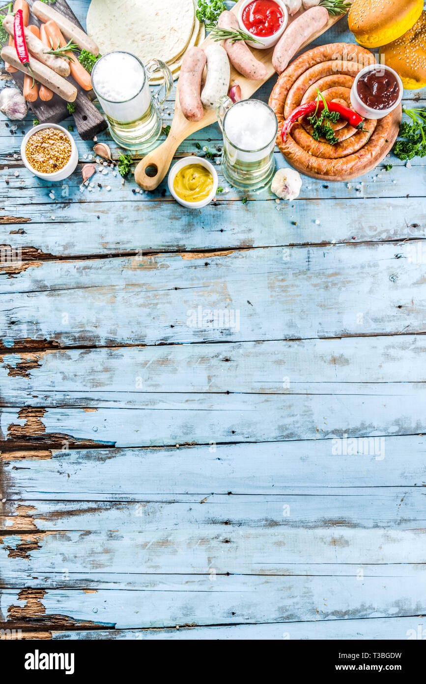 Verschiedene BBQ-Picknick Party Food mit Bier Verschiedene gegrillte Würstchen, burger Buns, Flachbild taco Brot, Bier, alte hölzerne Background Copy space Stockfoto