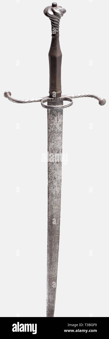 Ein deutscher Hand-und-ein-halb Schwert, circa 1520 Schwere Klinge der linsenförmige Querschnitt und kleine Reste von Messing Inlay an der Forte. Gebogene, 'S' geformt, spiralförmig genutete quillons mit Druckluft Knopf kreuzblumen. Gerillte guard Ring auf einer Seite. Guter Ersatz Leder Griff. Pear-shaped schraubenförmig kannelierten Knauf. Länge 114 cm. historischen, historische, 16. Jahrhundert, Schwert, Schwerter, Waffen, Waffen, Waffen, arm, Kampf gerät, Militär, Militaria, Objekt, Objekte, Stills, Clipping, Clippings, Ausschneiden, Ausschneiden, Ausschnitten, Nahkampfwaffe, Nahkampfwaffen, m, Additional-Rights - Clearance-Info - Not-Available Stockfoto