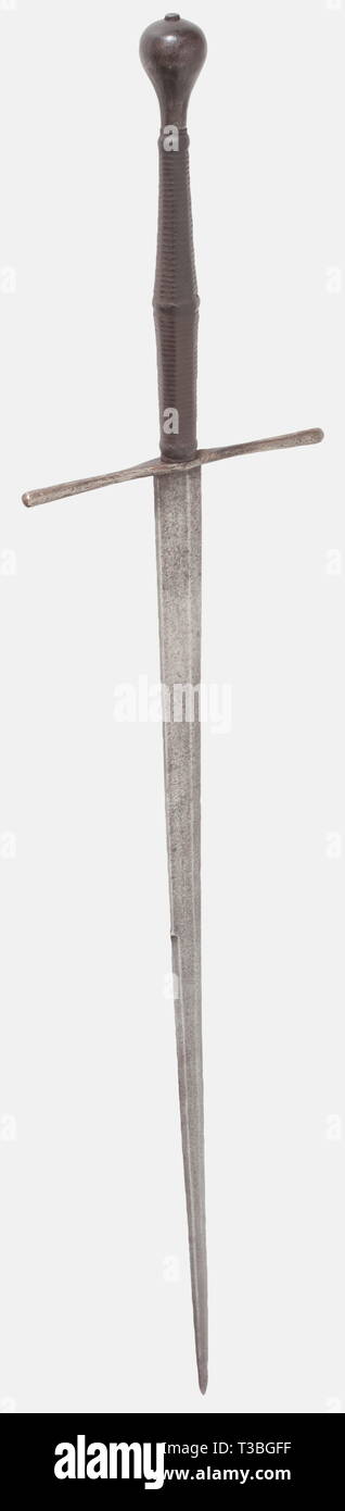 Eine deutsche Große thrusting Schwert, ca. 1500/10 Schweren konischen 1-Klinge, die untere Hälfte mit abgeflachten Sechskant umrandet. Der Punkt ist stark ausgespielt. Einfache quillons mit leicht verbreitern kreisförmigen Abschnitt. Feine Ersatz Leder Griff. Schwere glatt, birnenförmig Knauf. Länge 141 cm. Seltene, frühe militärische Schwert mit einer interessanten Blade Querschnitt. historischen, historische, 16. Jahrhundert, Schwert, Schwerter, Waffen, Waffen, Waffen, arm, Kampf gerät, Militär, Militaria, Objekt, Objekte, Stills, Clipping, Clippings, Ausschneiden - Additional-Rights Clearance-Info - Not-Available Stockfoto