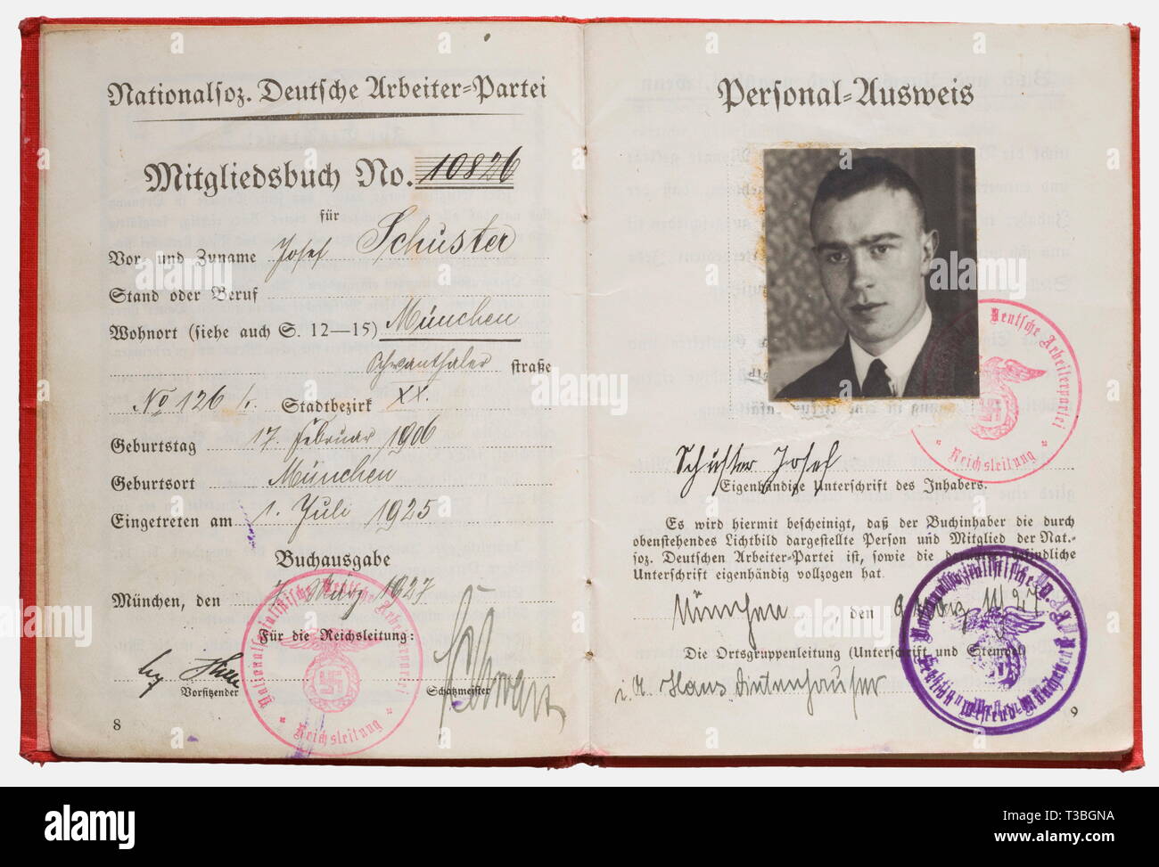 Josef Schuster, Dokumente, SA Dolch und Dekorationen der Blut um den Inhaber der NSDAP-Mitgliedschaft Buch Nr. 10826 mit original Unterschriften in Tinte von Adolf Hitler und Franz Xaver Schwarz, ID Photo in ziviler Kleidung abgetrennt und später wieder geklebt, mit Gebühren Einträge für 1927-32 und ein Eintrag (übers.)" vom 1. Juli 30 mit SS München - jetzt Sturm 1/I/1 SS-SS Nr. 3261' mit SS-Standarte der Stempel und die Unterschrift von einem Sturmbannführer. Verbindliche Lose (siehe auch die namentliche Buch der SS Sturm 1 in diesem Katalog, los. ???, Worin Schuster aufgeführt, wie die Eingabe 22. Juli 30), ein Transmittal le, Editorial-Use - Nur Stockfoto