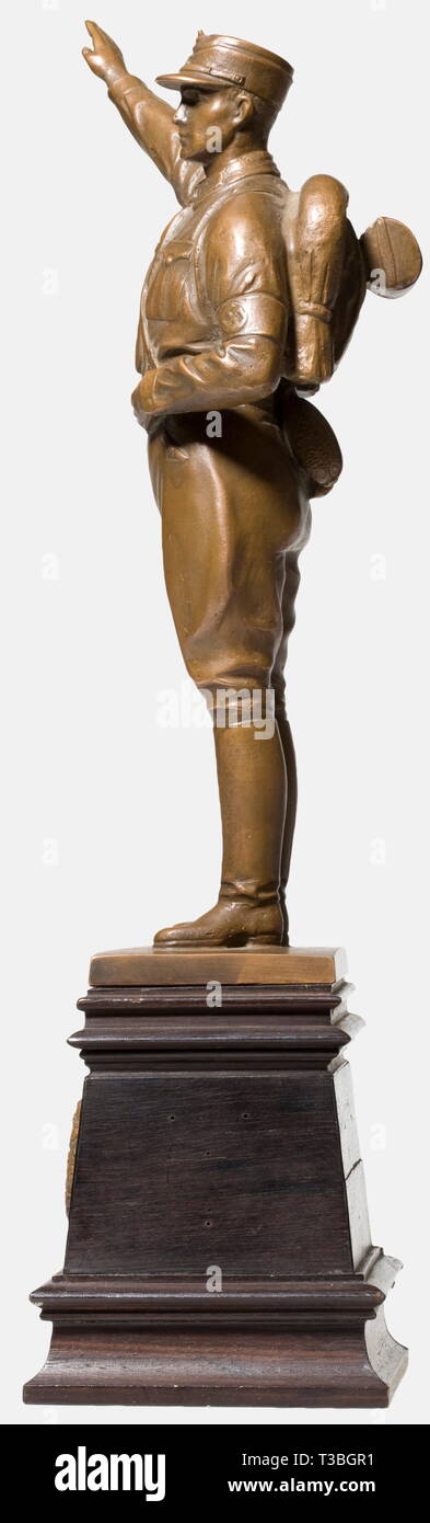 Josef Schuster, eine Bronzefigur eines SA-Mann eine Ehrenkompanie SA Mann mit Rucksack, Bronze mit braune Patina. Auf einem schwarzen Holzsockel montiert, auf der Vorderseite ein Hakenkreuz vom '1933' in einem eichenblatt Kranz mit Blättern und igv Haed doch gesiegt" (und noch immer waren sie siegreich"). Reste einer alten Label auf der Unterseite "RM ...". Gesamthöhe 37 cm Historische, historische, Personen, 1930er Jahre, 20. Jahrhundert, Sturm Bataillon, Sturmtruppen, bewaffneten und uniformierten Zweig der NSDAP, Organisation, Organisation, Unternehmen, Organisationen, NS, Nationalsozialismus, Nationalsozialismus, Dritten Rei, Editorial-Use - Nur Stockfoto