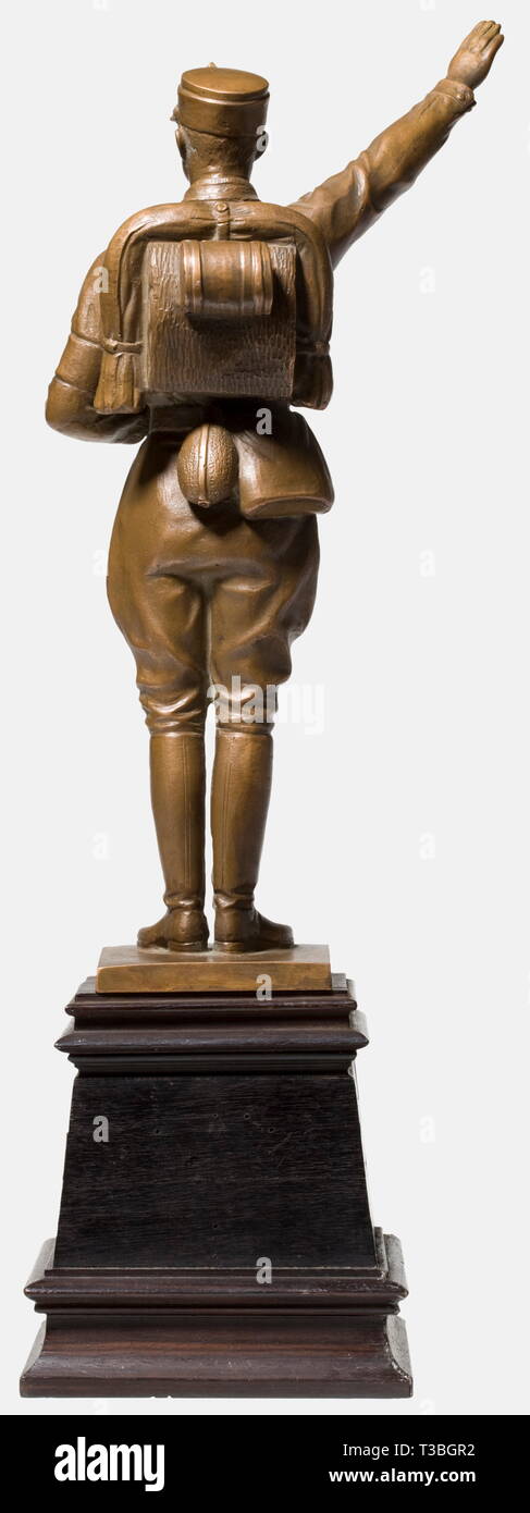 Josef Schuster, eine Bronzefigur eines SA-Mann eine Ehrenkompanie SA Mann mit Rucksack, Bronze mit braune Patina. Auf einem schwarzen Holzsockel montiert, auf der Vorderseite ein Hakenkreuz vom '1933' in einem eichenblatt Kranz mit Blättern und igv Haed doch gesiegt" (und noch immer waren sie siegreich"). Reste einer alten Label auf der Unterseite "RM ...". Gesamthöhe 37 cm Historische, historische, Personen, 1930er Jahre, 20. Jahrhundert, Sturm Bataillon, Sturmtruppen, bewaffneten und uniformierten Zweig der NSDAP, Organisation, Organisation, Unternehmen, Organisationen, NS, Nationalsozialismus, Nationalsozialismus, Dritten Rei, Editorial-Use - Nur Stockfoto