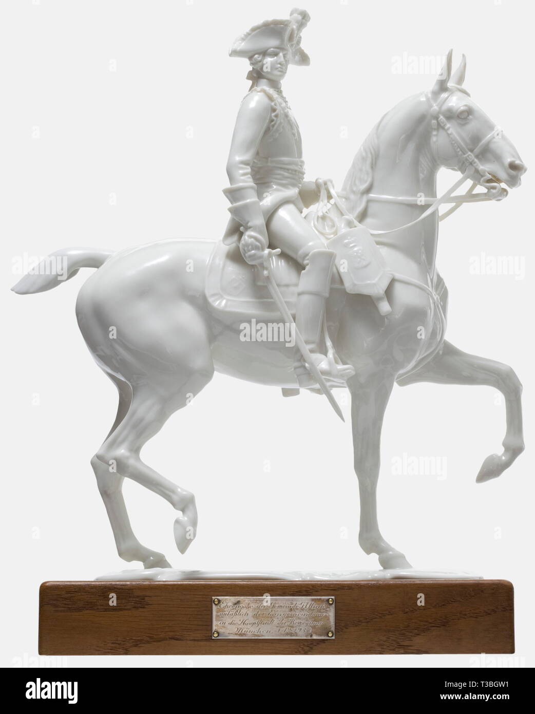 Eine Seydlitz-Cuirassier Offizier mit Hingabe der Gemeinde Allach 1938, allacher Porzellanmanufaktur Entwurf von Prof. Theodor Kärner. Modell Nummer "17". Weiß, glasiertem Porzellan Figur eines Preußischen 18. Jahrhundert2. Auf der Unterseite der Signatur des Künstlers, die Modellnummer des Herstellers pressmark S Allach" in unterglasur Grün und in ein Achteck. Der Schwanz und die Zügel des Pferdes wiederhergestellt. Höhe 31,5 cm. Auf eine Widmung base aus Eichenholz mit maßgeschneiderten Untergang für das Porzellan Sockel der Figur auf der Oberseite und einer fixierten, silber Widmung Plakette "Ehrengabe de, Editorial-Use - Nur Stockfoto