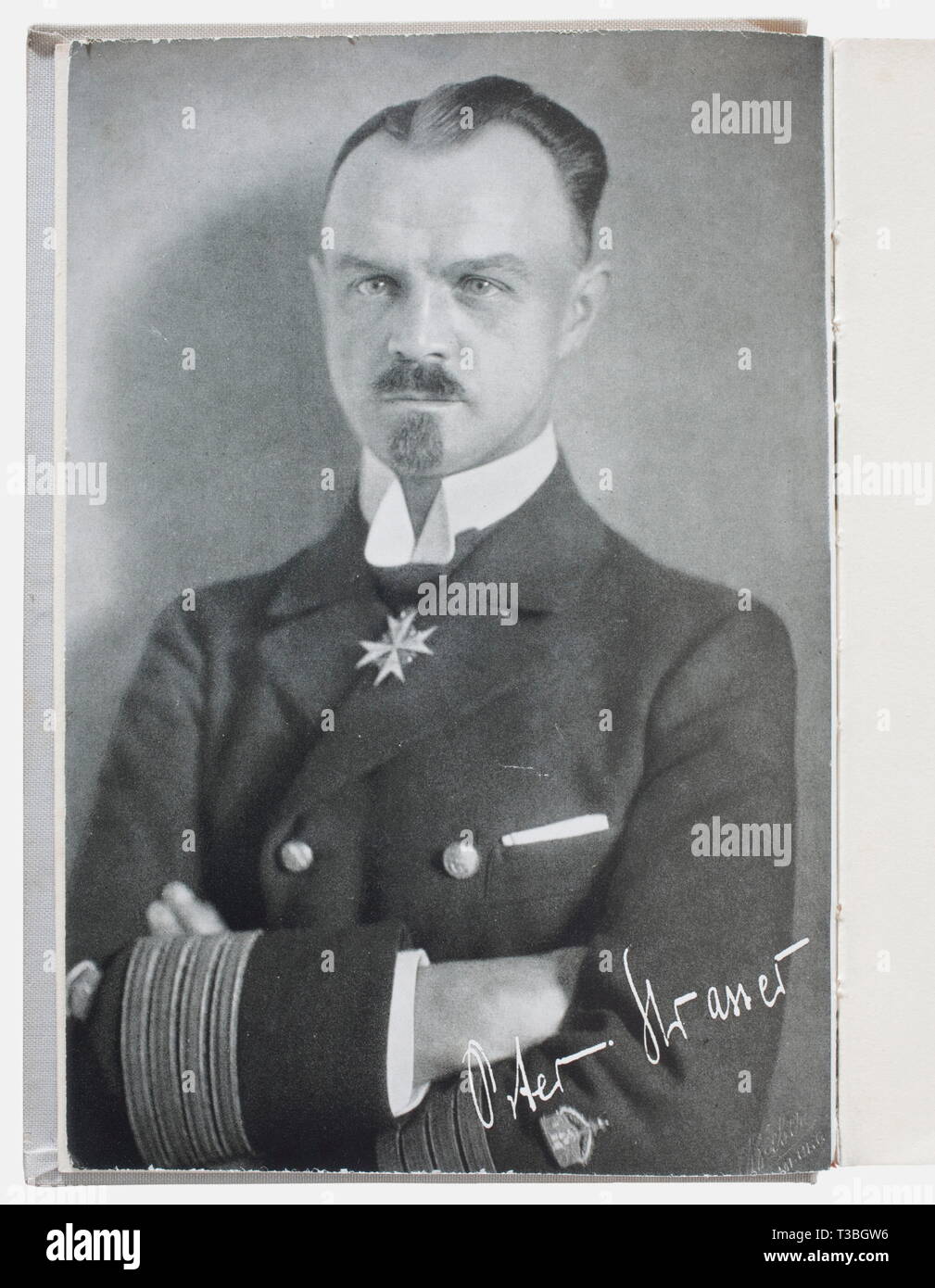 Fregatte Kapitän Peter Strasser, Säbel ist eine persönliche cased Marineoffizier und Dolch der Säbel mit einem Rohr-backed Klinge aus Damaststahl aus yelmen, der fehlschärfe mit der Marke des maker' W.K. &C.' Und auf der Rückseite "A. Lüneburg, Kiel'. Openwork messing Griff mit Eichenlaub Dekor, Reste von vergoldung, der Lion's Head Knauf, die mit einem roten und einem grünen Glas Juwel als Augen gesetzt. Zwei klappbare Schutzbleche, auf der linken Seite mit dem Namen des Gravur trasser', die rechte Seite mit verschmutzt durch ein Imperia, 20. Jahrhundert, Truppe, Truppen überwunden Anker, a, Additional-Rights - Clearance-Info - Not-Available Stockfoto