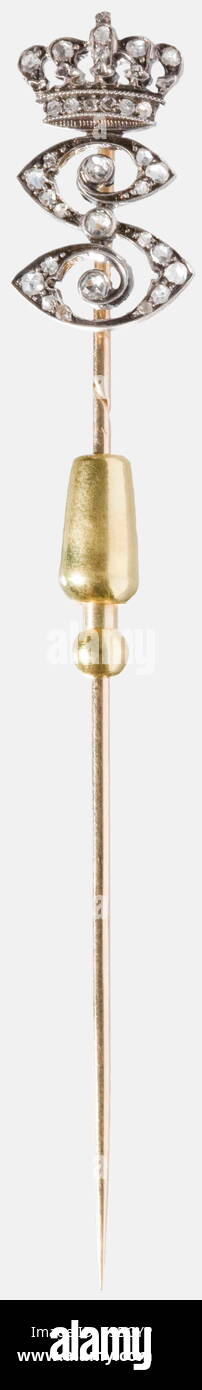 Herzogin Sophie von Hohenberg (1868-1914), ein Diamant-Set, golden gekrönte Monogramm Hingabe Nadel'S" mit drei Wiener Kennzeichen auf der twisted Nadel. Monogramm und Krone mit 27 Diamanten Chips in Silber gefasst. Länge 8,5 cm. Gewicht 4,5 g. In der originalen Red Ledertasche mit Samtfutter, Deckel mit gold-gestempelt, der gekrönt Hersteller Name 'J.F. Wrana Hof- und Kammer-Juwelier Wien, Stallburggasse 4'. Länge 10,7 cm. Herzogin Sophie und ihr Ehemann, der Thronfolger Franz Ferdinand, waren beide am 28. Juni 1914 in Sarajewo erschossen. Die assassinat, Additional-Rights - Clearance-Info - Not-Available Stockfoto