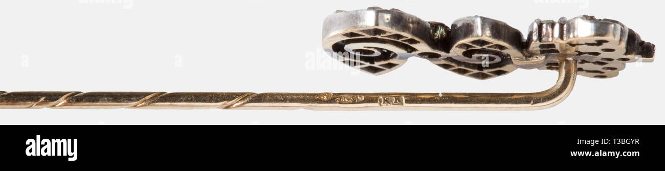 Herzogin Sophie von Hohenberg (1868-1914), ein Diamant-Set, golden gekrönte Monogramm Hingabe Nadel'S" mit drei Wiener Kennzeichen auf der twisted Nadel. Monogramm und Krone mit 27 Diamanten Chips in Silber gefasst. Länge 8,5 cm. Gewicht 4,5 g. In der originalen Red Ledertasche mit Samtfutter, Deckel mit gold-gestempelt, der gekrönt Hersteller Name 'J.F. Wrana Hof- und Kammer-Juwelier Wien, Stallburggasse 4'. Länge 10,7 cm. Herzogin Sophie und ihr Ehemann, der Thronfolger Franz Ferdinand, waren beide am 28. Juni 1914 in Sarajewo erschossen. Die assassinat, Additional-Rights - Clearance-Info - Not-Available Stockfoto