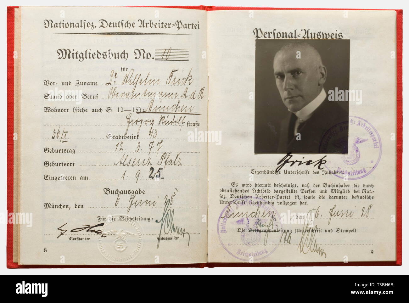 Reichsminister des Innern Dr. Wilhelm Frick (1877 - 1946), die Partei Mitgliedschaft Buch Nummer 10 Roter Leineneinband mit geprägter Goldrahmen und die frühe Version der nationalen Adler. Durch das Reich Richtung in München am 06.06.1928 ausgestellt und unterschrieben persönlich und in Tinte von Adolf Hitler, beide Seiten mit Tinte Signatur von Schwarz. Passfoto in Zivilkleidung, unter persönlich von Frick unterzeichnet. Datum des Eintrags geändert 1.09.1925, Berufsbezeichnung "OBERAMTMANN M.d.R." (senior Gerichtsvollzieher, Mitglied des Reichstags), Beitritt von 1928 - 30. Wilhelm Frick, Si, Editorial-Use - Nur Stockfoto