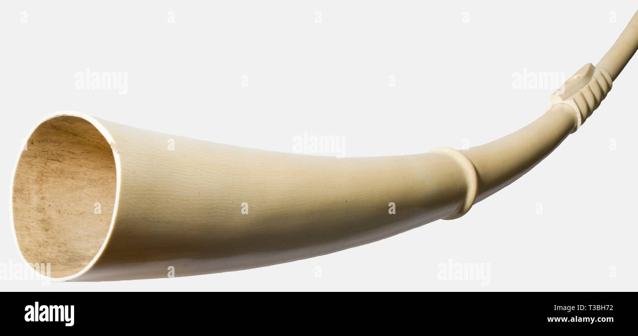 Ein großes Signal Horn (olifant), Westafrika, ca. 1930 Horn geschnitzt