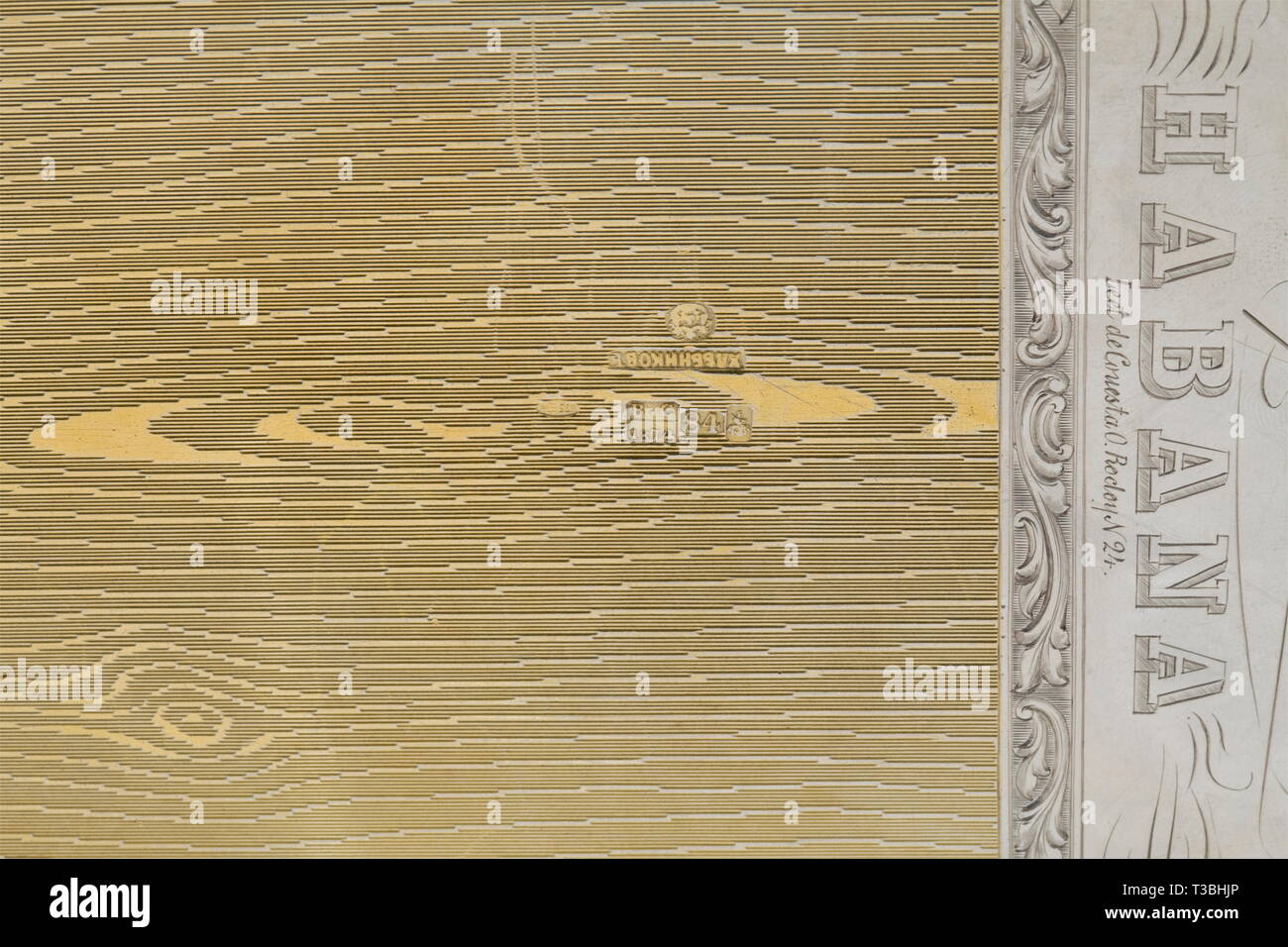 Ein feines Silber trompe-l'oeil Zigarrenkiste, Master Ivan Hlebnikov, Russland, 1874 Teilweise vergoldetem Silber, außen mit sehr feinen Gravuren bedeckt. Gerahmt, gouilloched Seiten mit einem holzähnliche Aussehen, eine Band Dekoration Verlängerung aus dem Deckel zu den Seiten. Innenraum der Vergoldung. Auf dem Deckel und in Marks' des kyrillischen master Hlebnikov", Moskau Markenzeichen für 84 zolotniki und Il Saggiatore Mark 'BC' für Victor Sawinkow mit der Jahreszahl "1874". Größe ca. 20 x 13,5 x 6,3 cm. Gewicht 1076 g. Ausgezeichnet in Zustand und Qualität. historischen, historische, 19. Jahrhundert, Additional-Rights - Clearance-Info - Not-Available Stockfoto