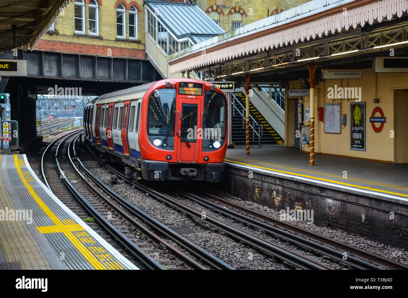 Ein Zug kommt an der Westbourne Park London U-Bahn Station Stockfoto