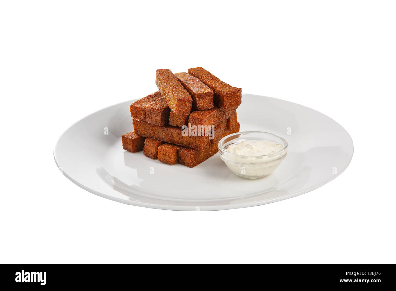 Snack, Croutons aus schwarzem, Brot, Soße von Mayonnaise, Tar - tar, Aperitif vor dem Alkohol auf Platte, weiß isoliert Hintergrund Seitenansicht für das Menü Stockfoto