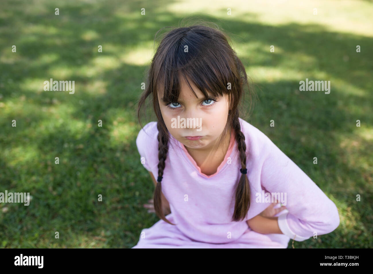 Elementare alter Mädchen mit einem wütenden Gesicht. Stockfoto