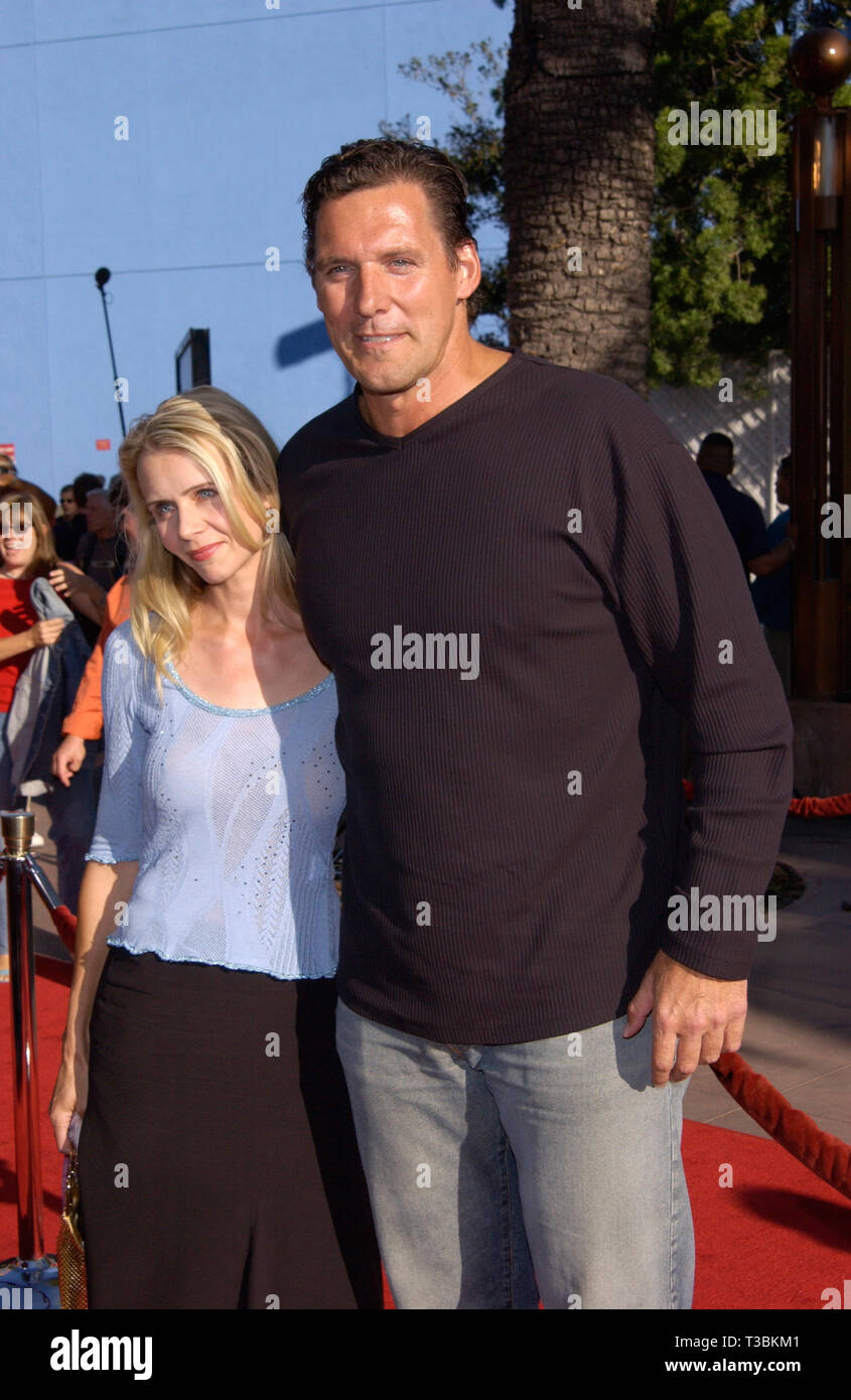 LOS ANGELES, Ca. Juli 16, 2001: Schauspieler Ralf Moeller & Frau an der Weltpremiere in Los Angeles, von Jurassic Park III. © Paul Smith/Featureflash Stockfoto