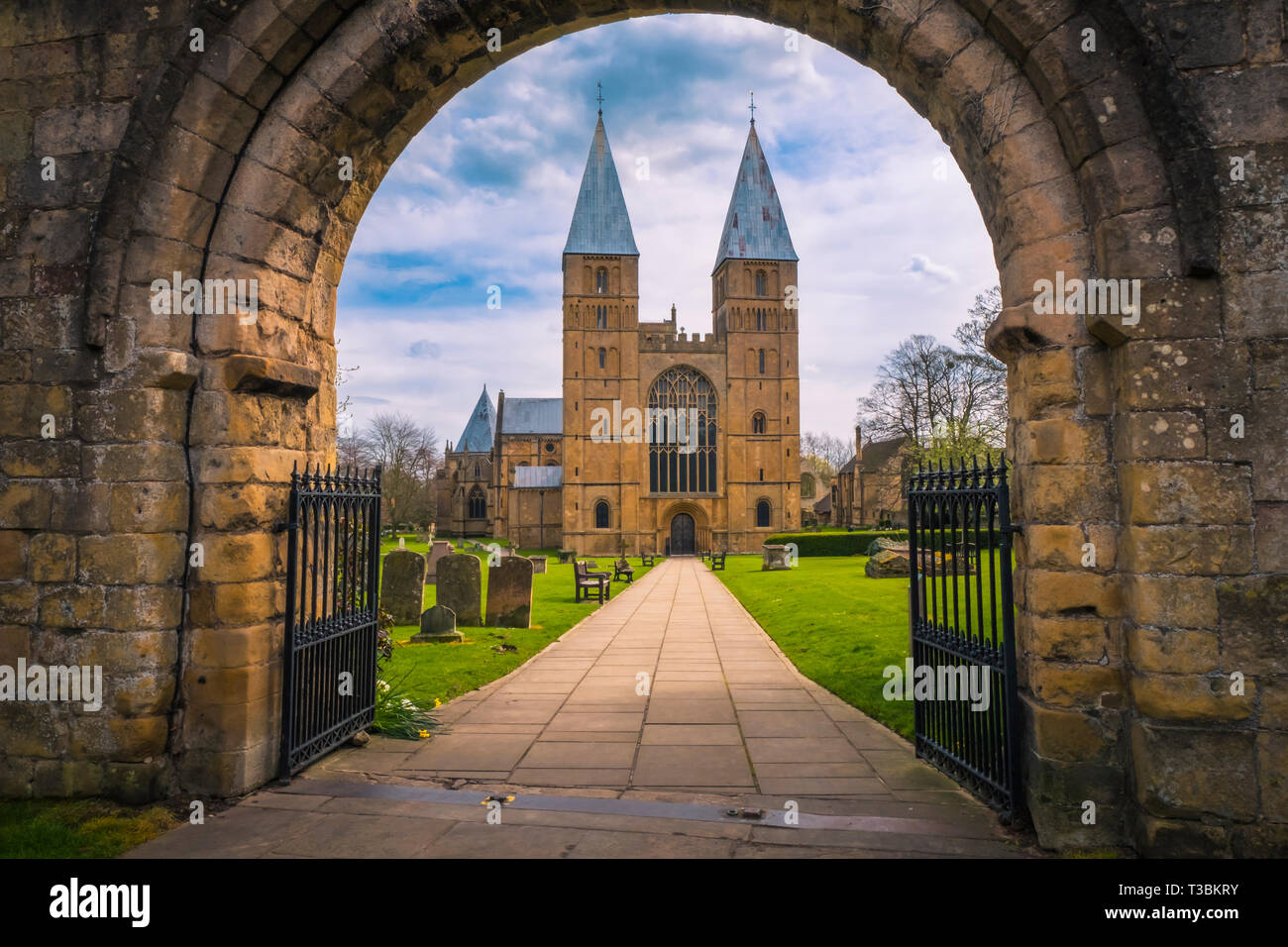 Die Westfassade der Southwell Minster, die Kathedrale von Nottinghamshire und stammt aus dem 11. und 12. Jahrhundert. Stockfoto