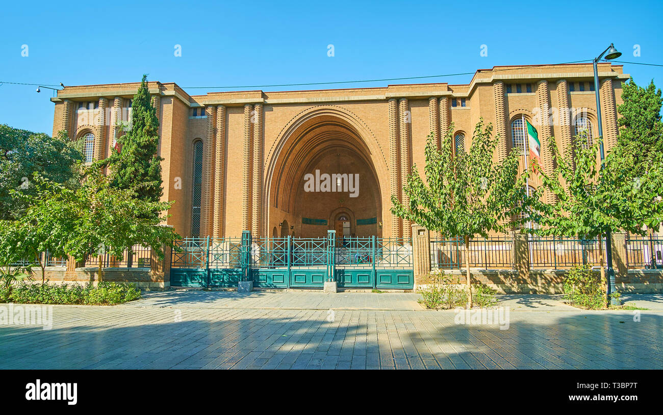 Der Backstein Gebäude des Museums von Ancinet Iran - der Teil des Nationalen Museums des Iran, mit geometrischen Mustern und malerischen gewölbten Eingang eingerichtet Stockfoto