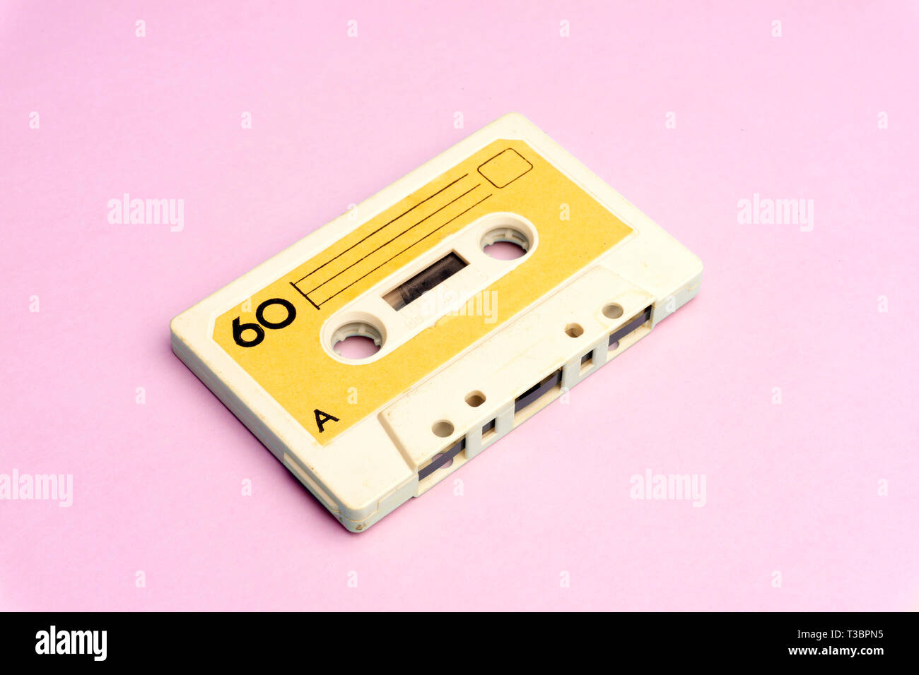 Pop Musik style Attribute 80er Jahre Retro old school 80-s oder 90-s Konzept. Audio Kassette auf einem hellen blau-rosa kreativen Hintergrund Stockfoto