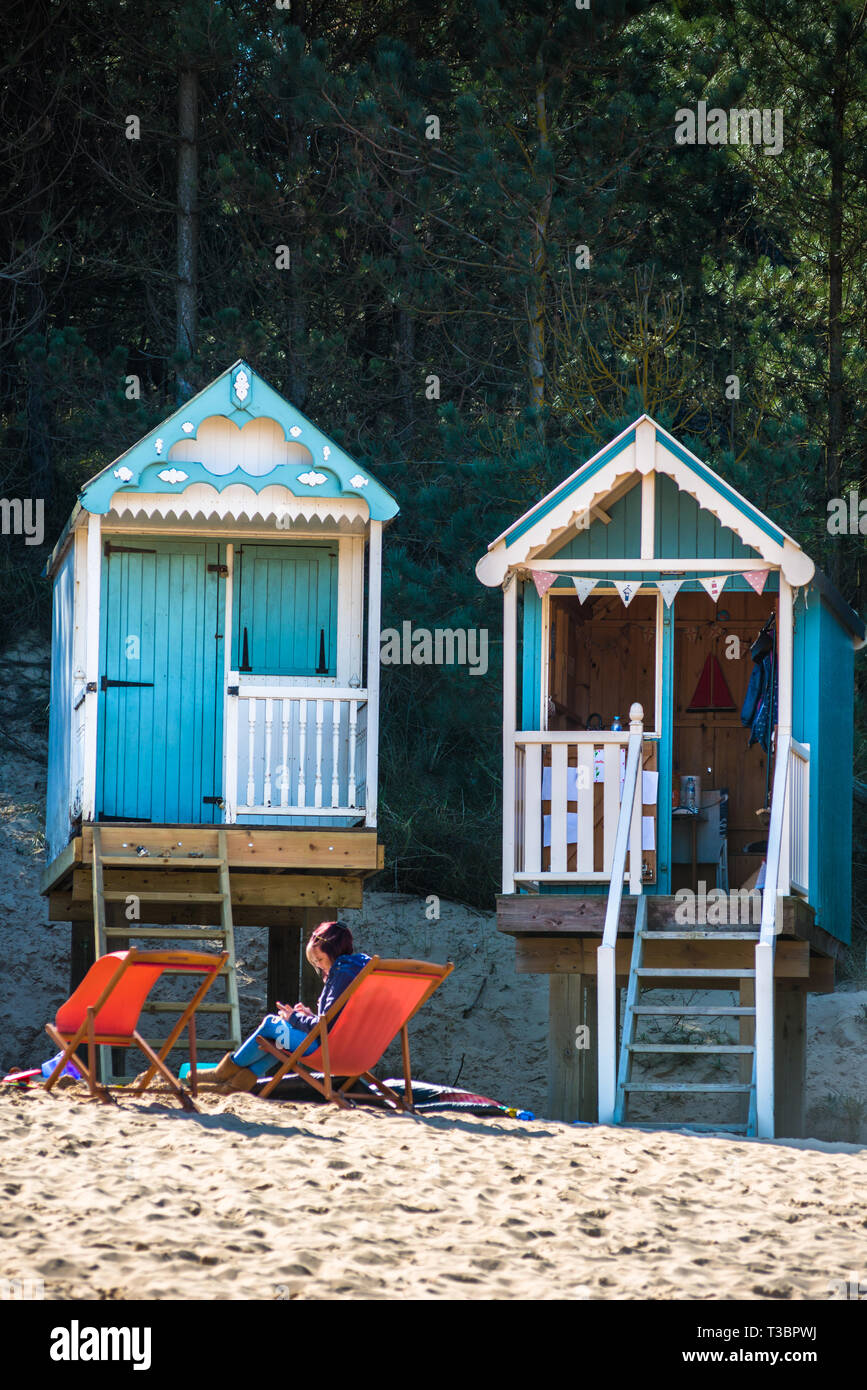 Bunten Badekabinen am Strand an der Brunnen Brunnen neben dem Meer auf North Norfolk Coast, East Anglia, England, UK. Stockfoto